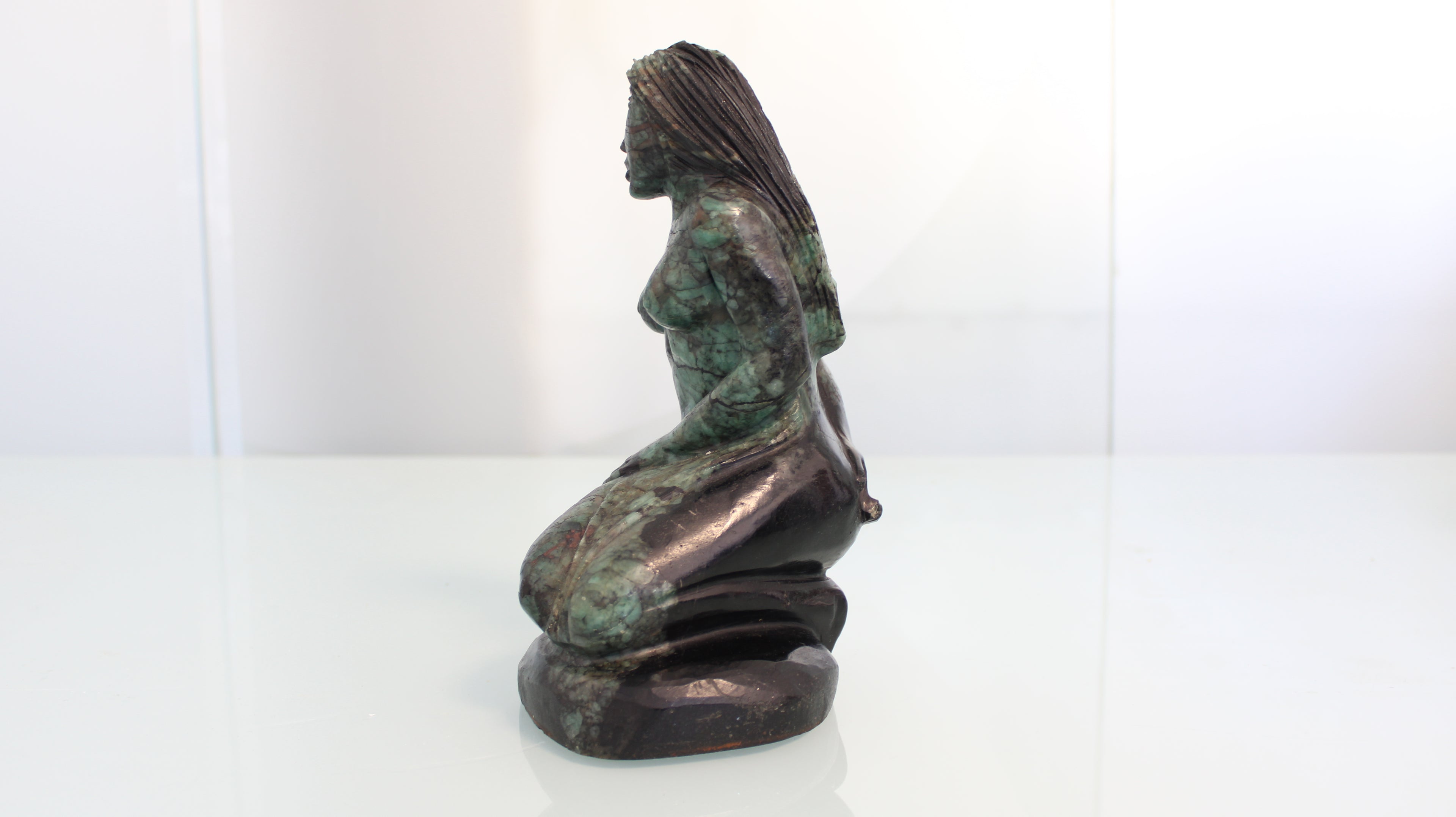 Escultura Feminina em Canga de Esmeralda – Arte Espiritual em Rocha Natural com Esmeraldas Brutas