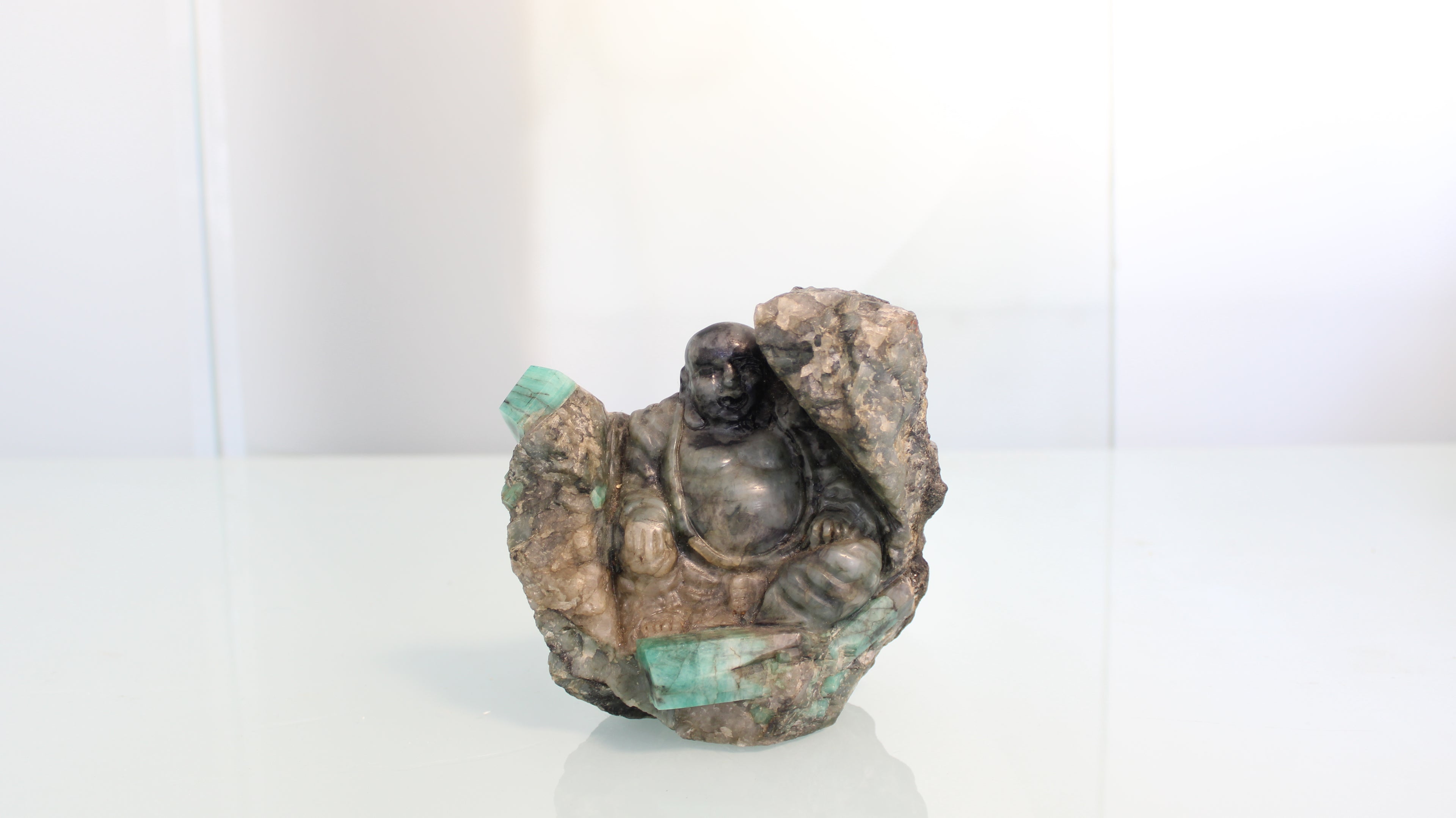 Canga de Esmeralda com Escultura de Buda – Obra Espiritual Entalhada em Rocha Natural