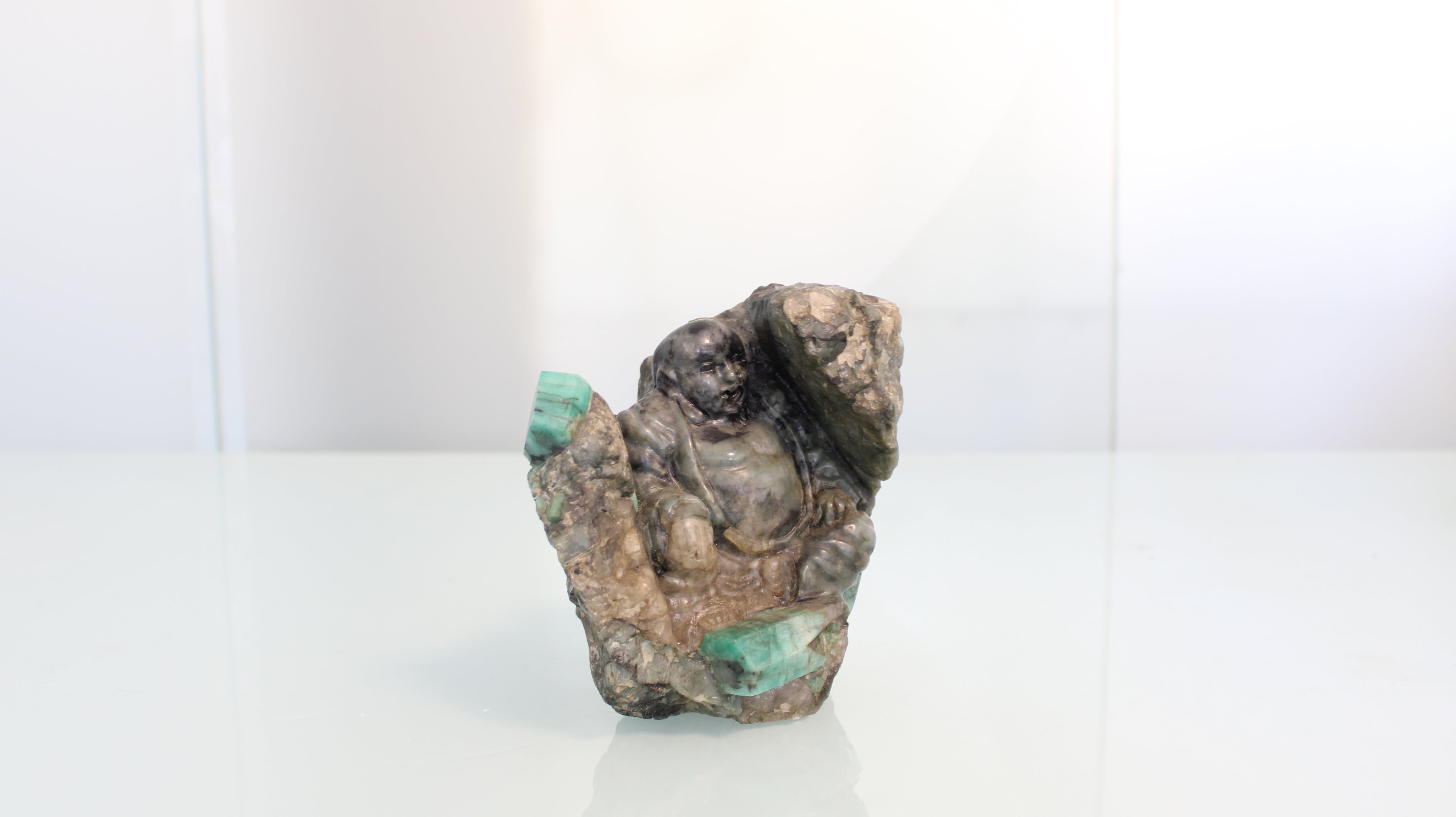 Canga de Esmeralda com Escultura de Buda – Obra Espiritual Entalhada em Rocha Natural