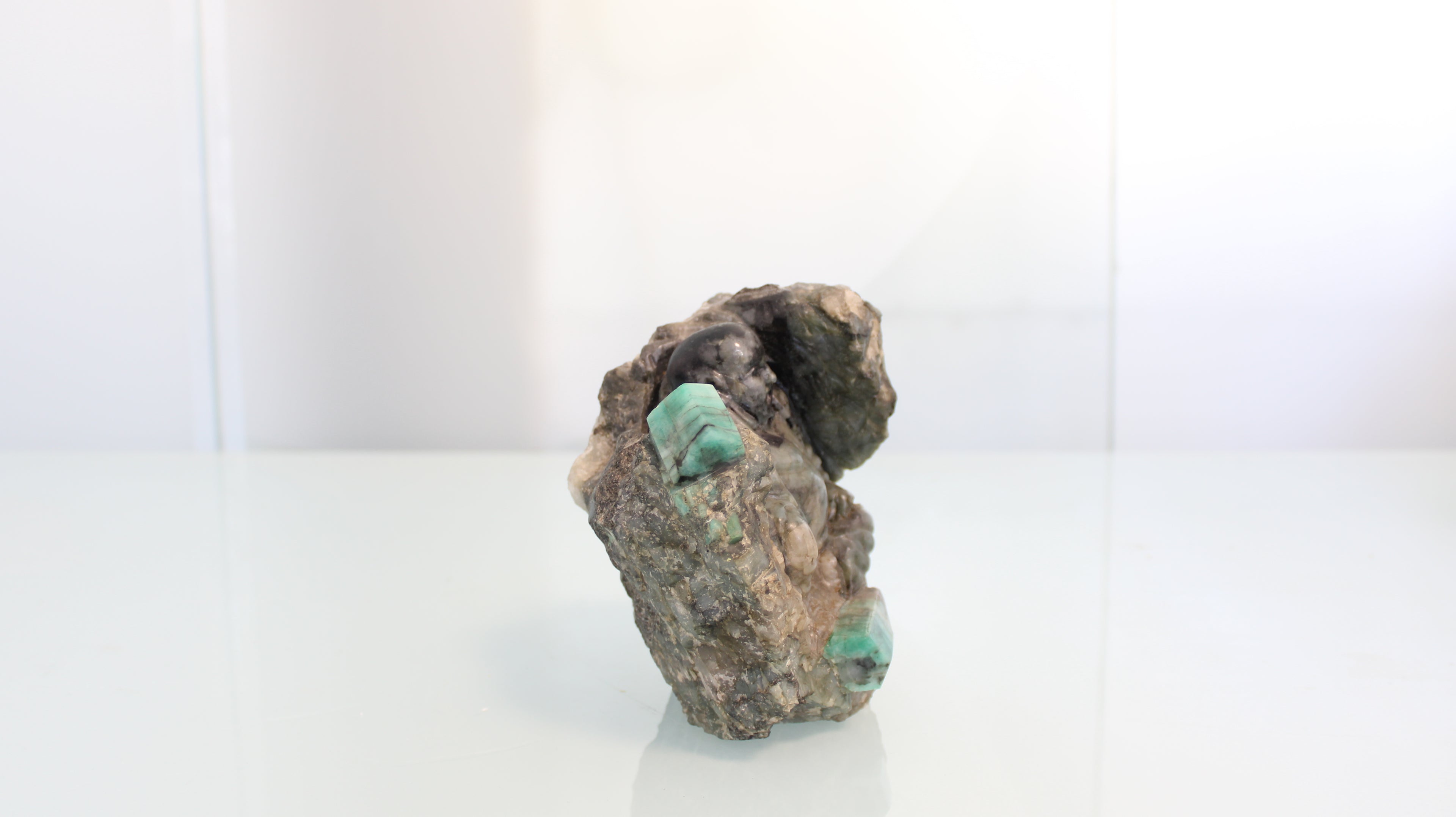 Canga de Esmeralda com Escultura de Buda – Obra Espiritual Entalhada em Rocha Natural