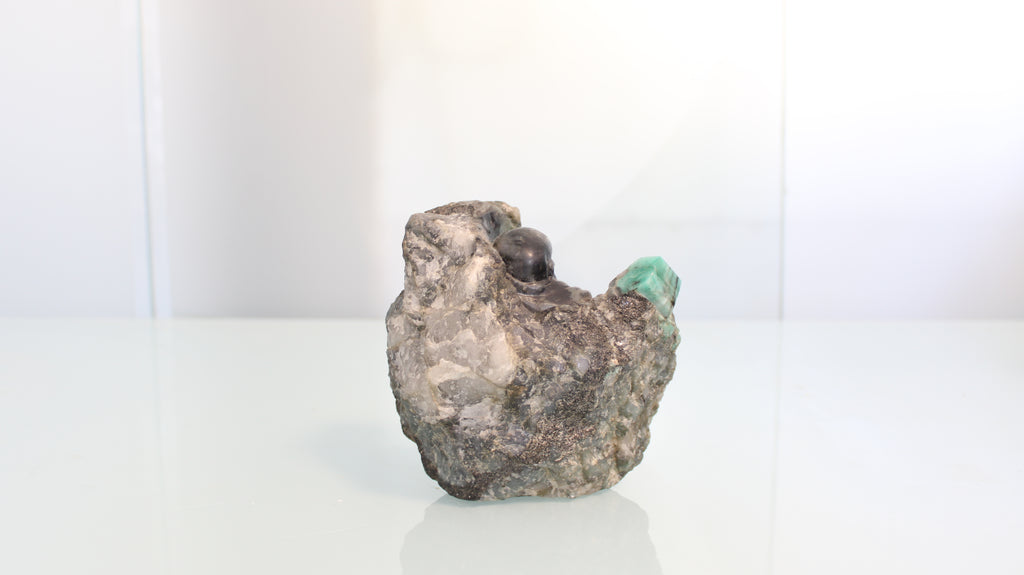 Canga de Esmeralda com Escultura de Buda – Obra Espiritual Entalhada em Rocha Natural