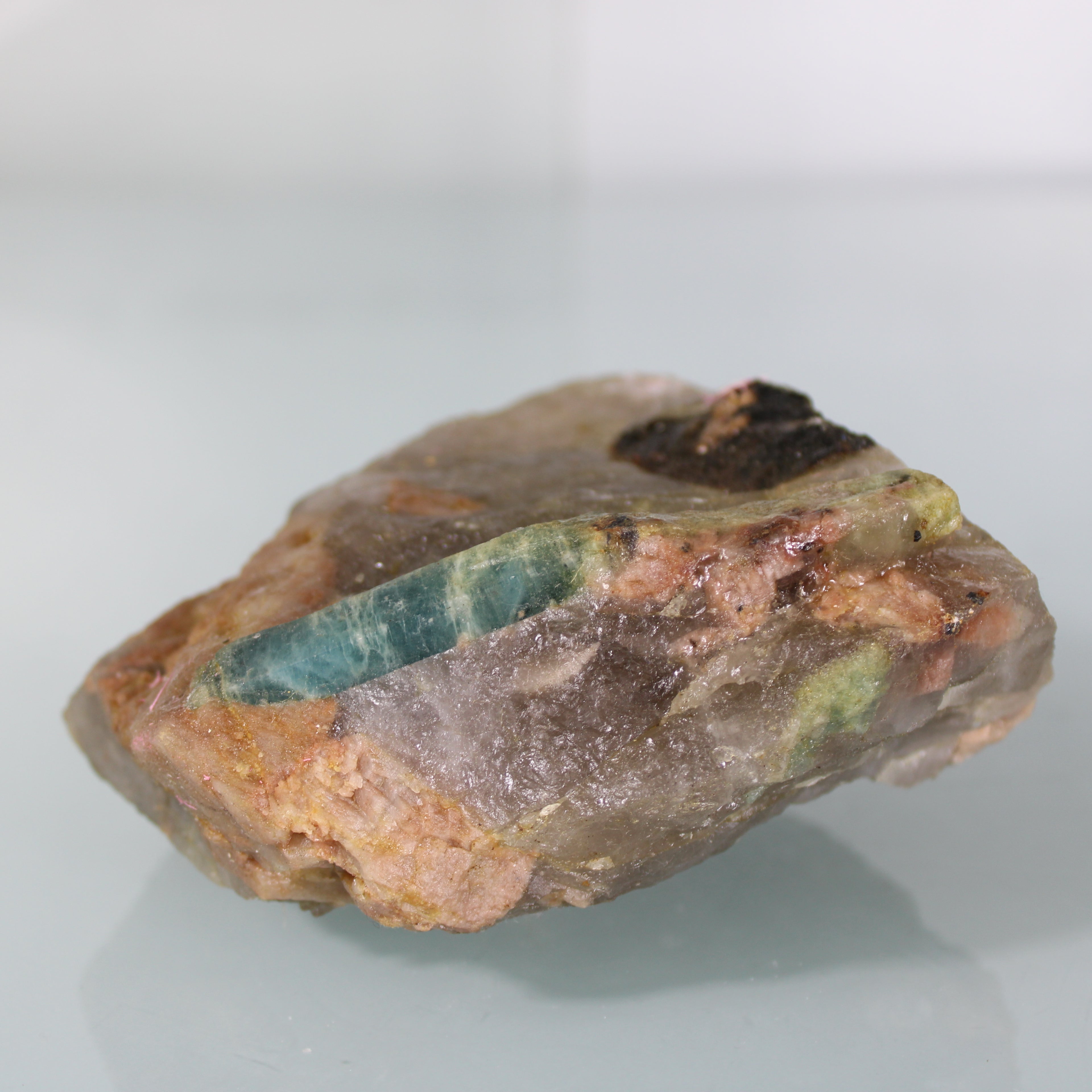 Bloco Mineral com Água-Marinha - Cristalizações Visíveis em Matriz