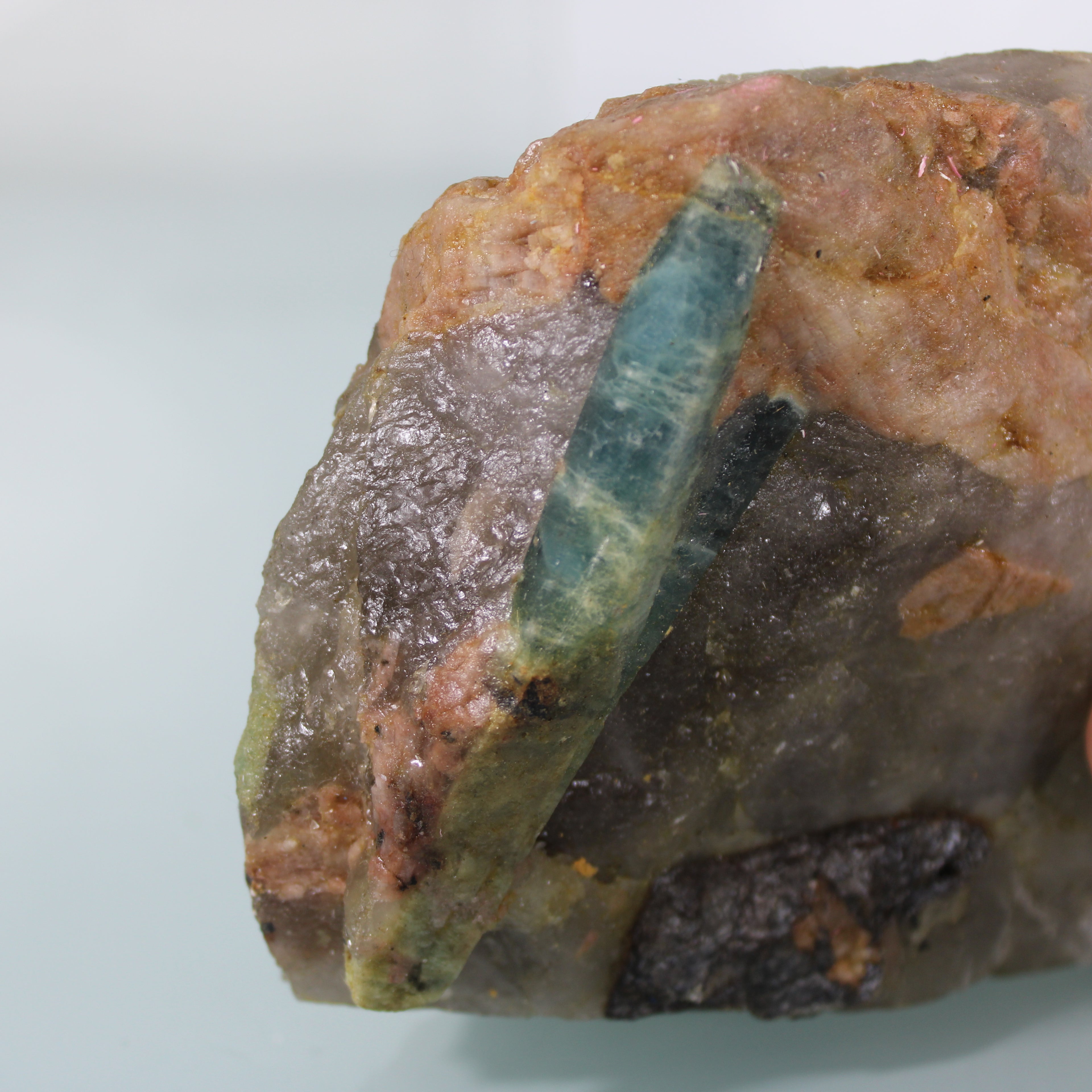 Bloco Mineral com Água-Marinha - Cristalizações Visíveis em Matriz