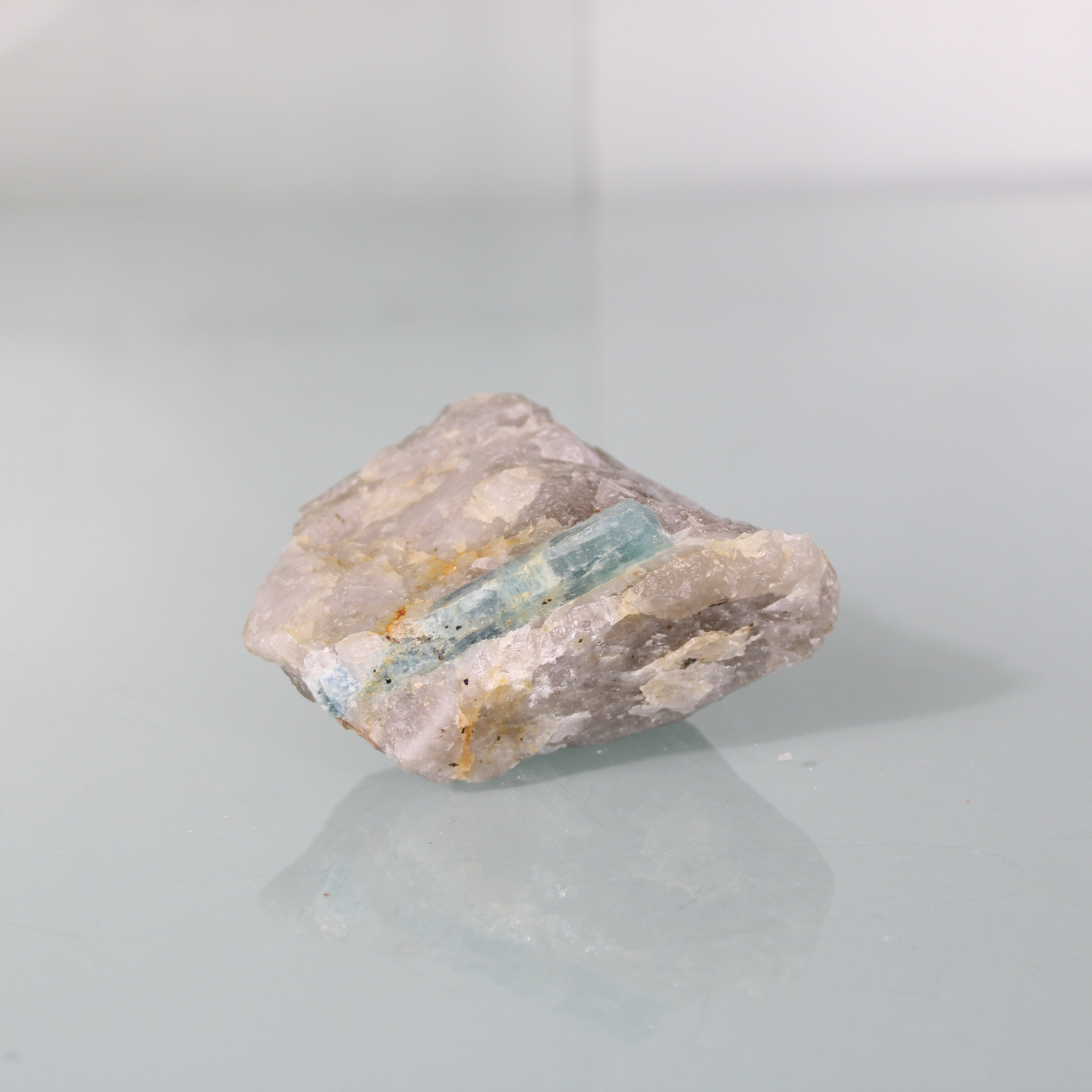 Cristal de Água-Marinha – Estrutura Hexagonal em Matriz