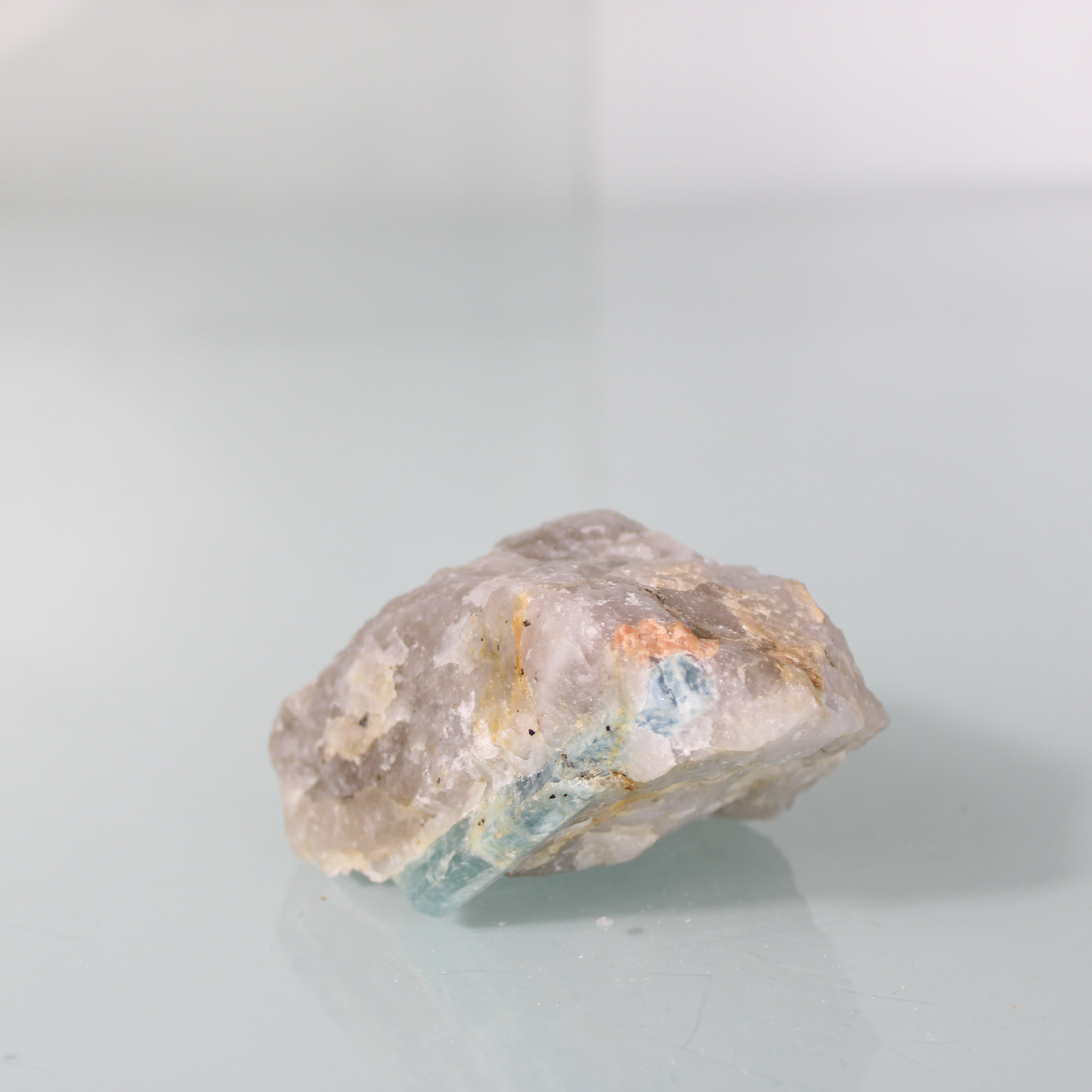 Cristal de Água-Marinha – Estrutura Hexagonal em Matriz