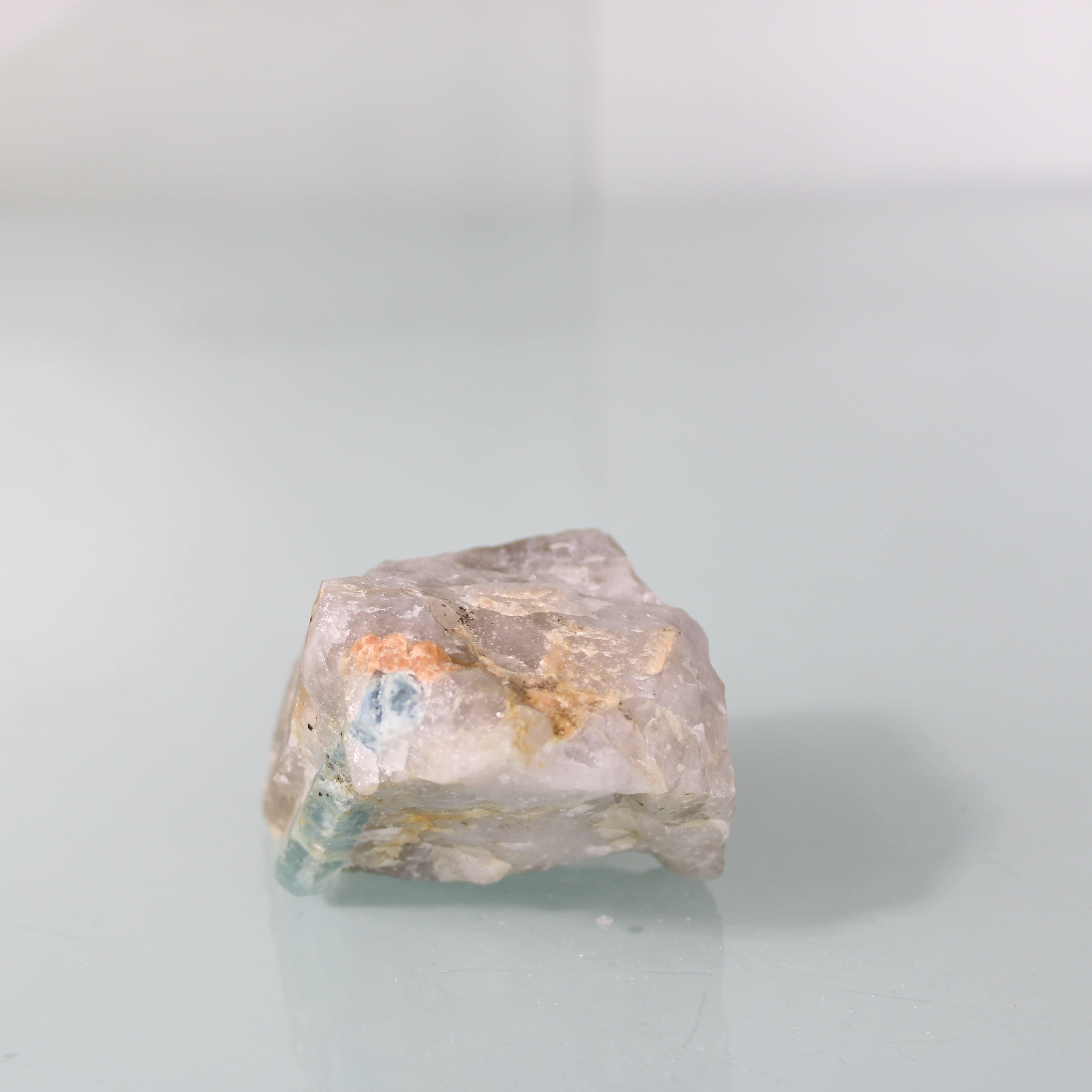 Cristal de Água-Marinha – Estrutura Hexagonal em Matriz