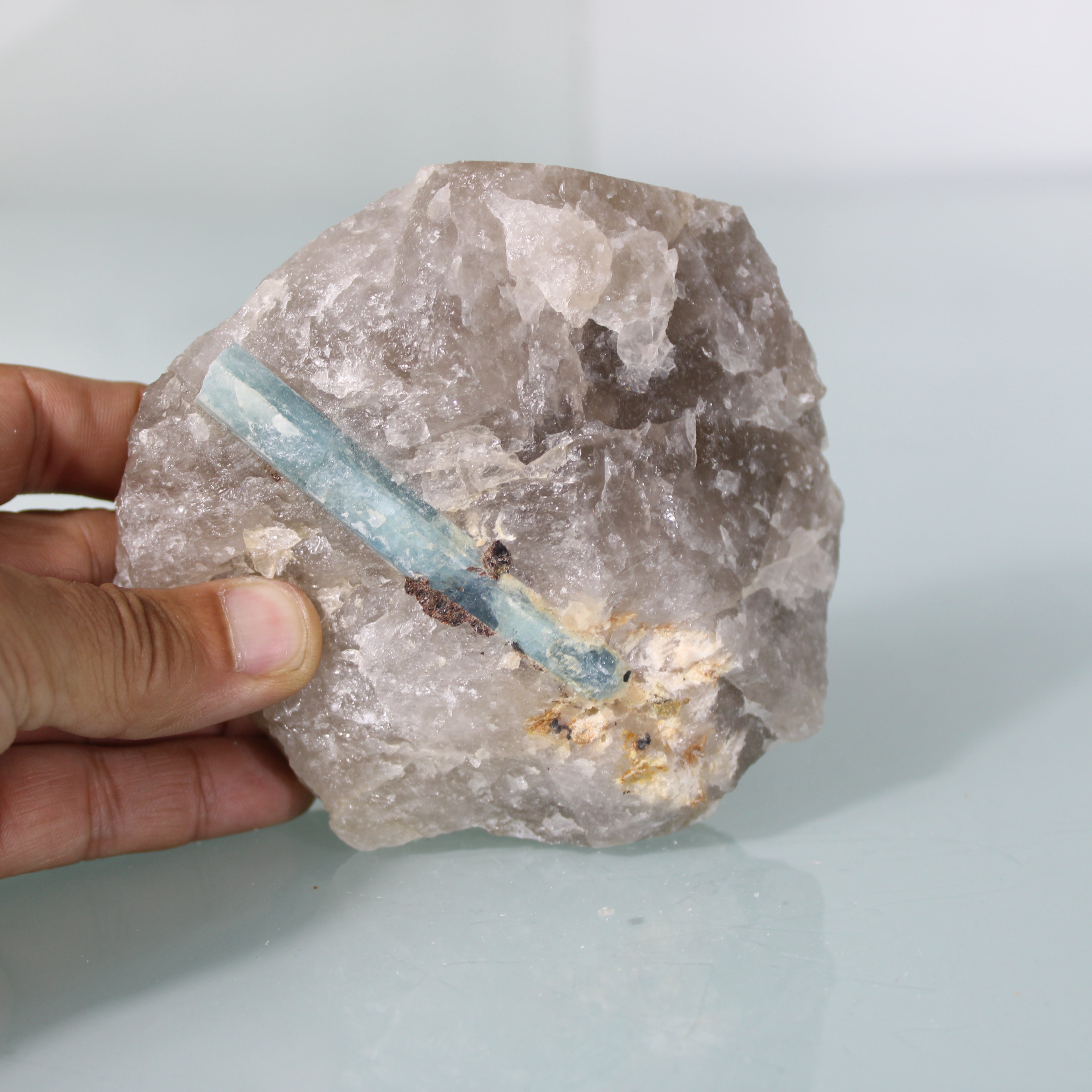 Bloco com Cristal de Água-Marinha – Formação Rara em Matriz Translúcida