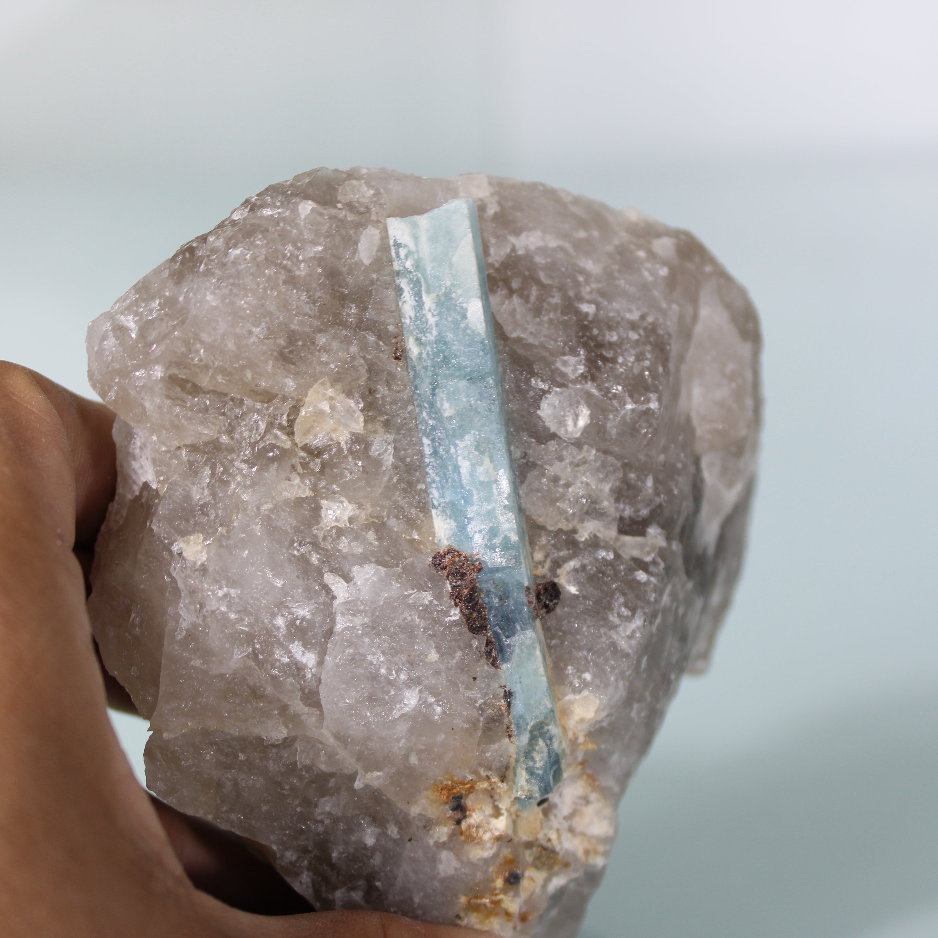 Bloco com Cristal de Água-Marinha – Formação Rara em Matriz Translúcida