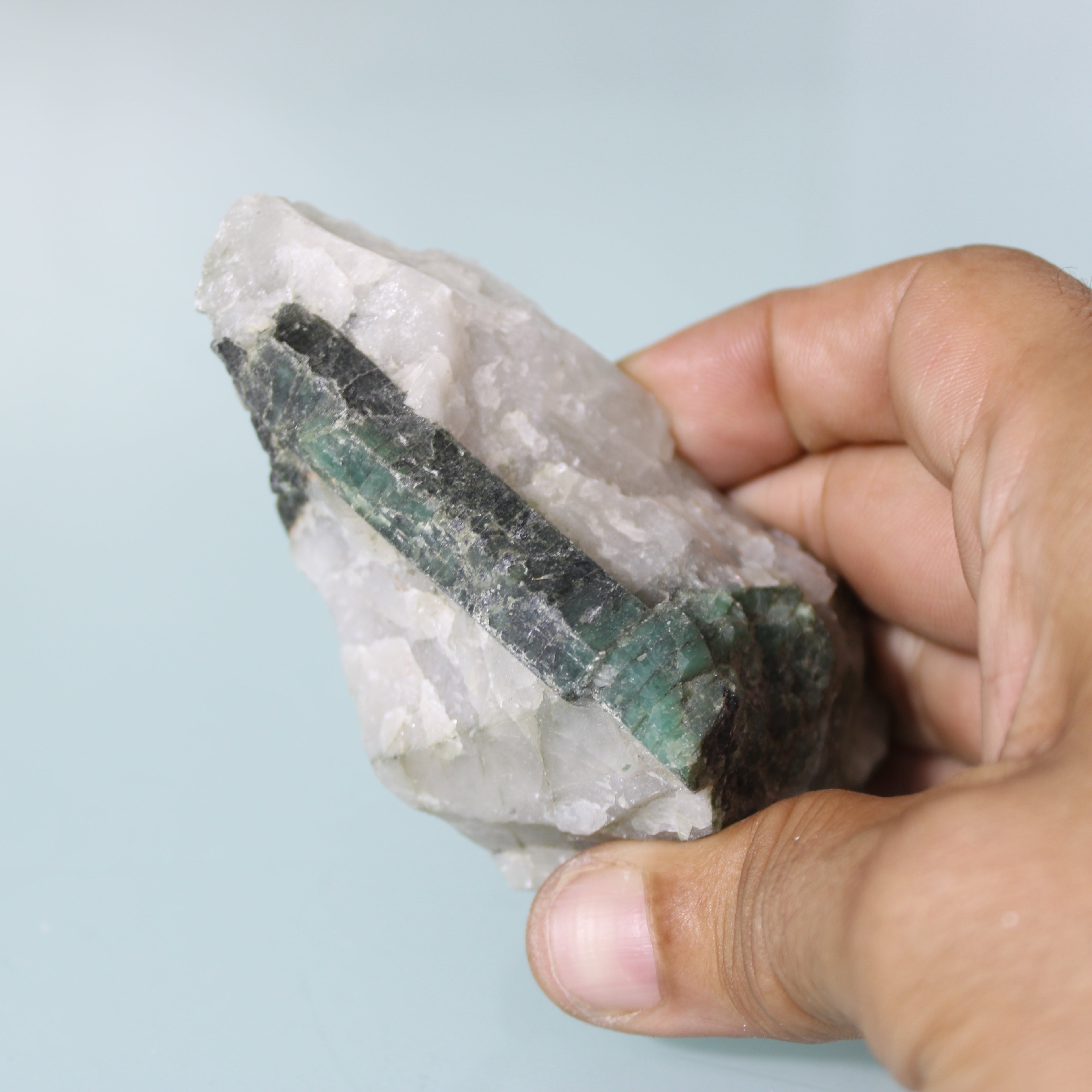 Cristais de Esmeralda Verde na Matriz – Força Bruta da Formação Natural
