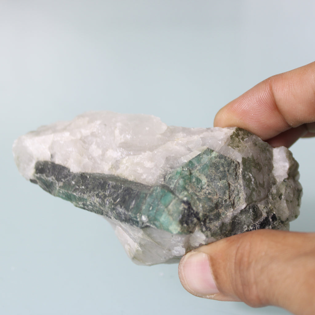 Cristais de Esmeralda Verde na Matriz – Força Bruta da Formação Natural