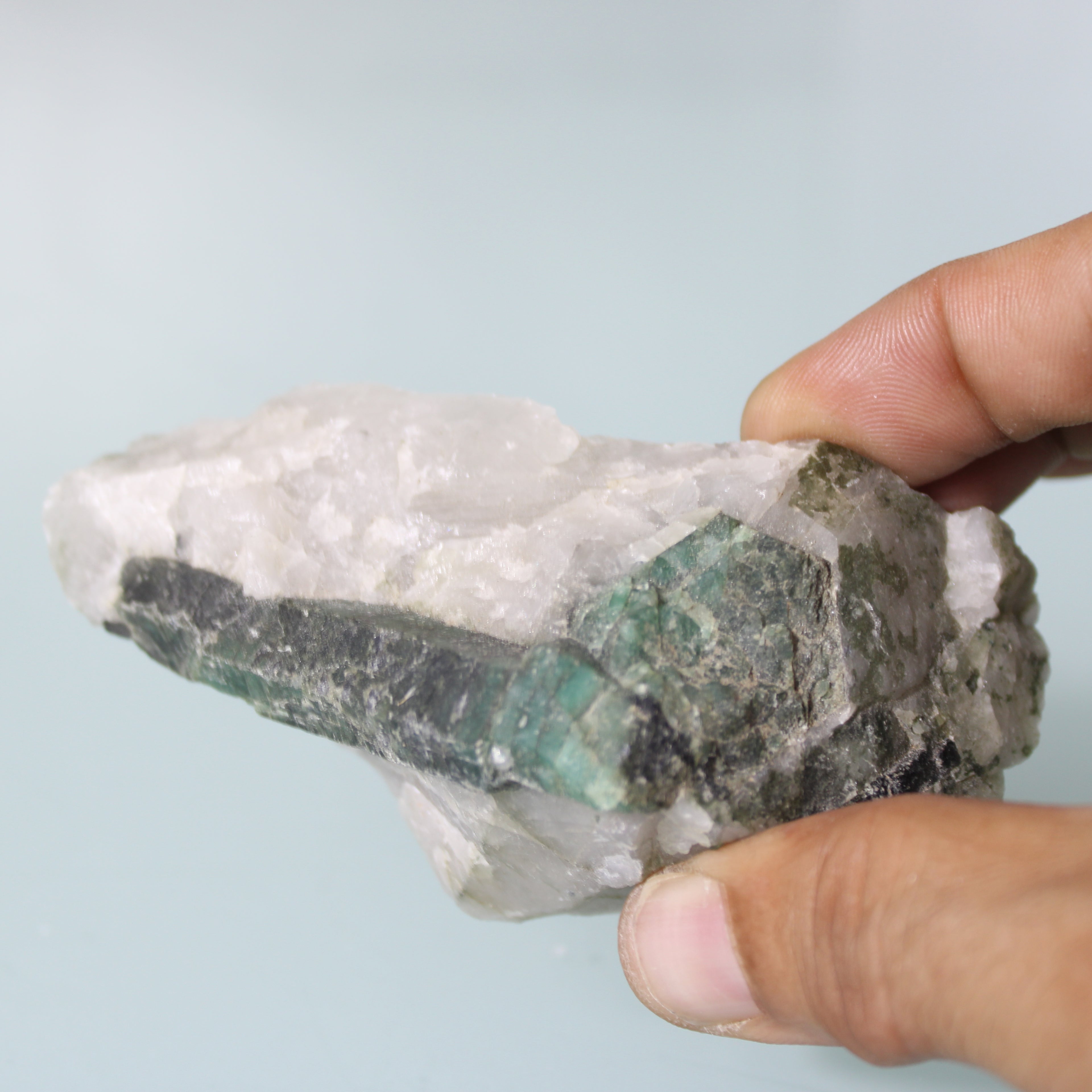 Cristais de Esmeralda Verde na Matriz – Força Bruta da Formação Natural