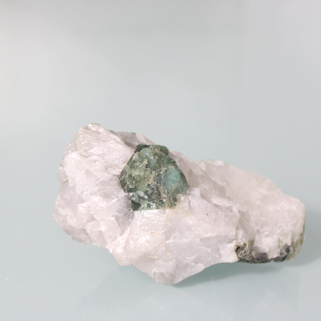 Cristais de Esmeralda Verde na Matriz – Força Bruta da Formação Natural