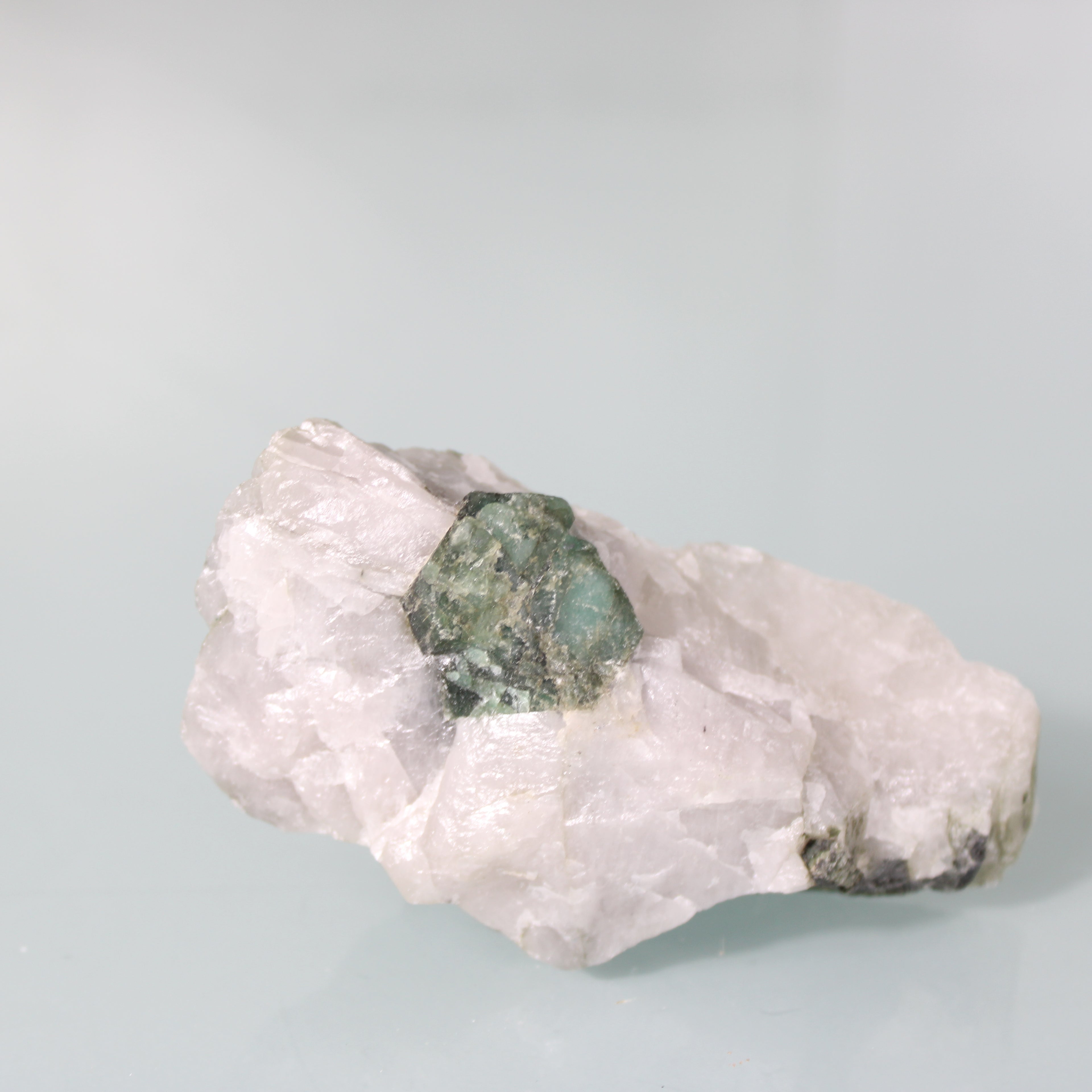 Cristais de Esmeralda Verde na Matriz – Força Bruta da Formação Natural