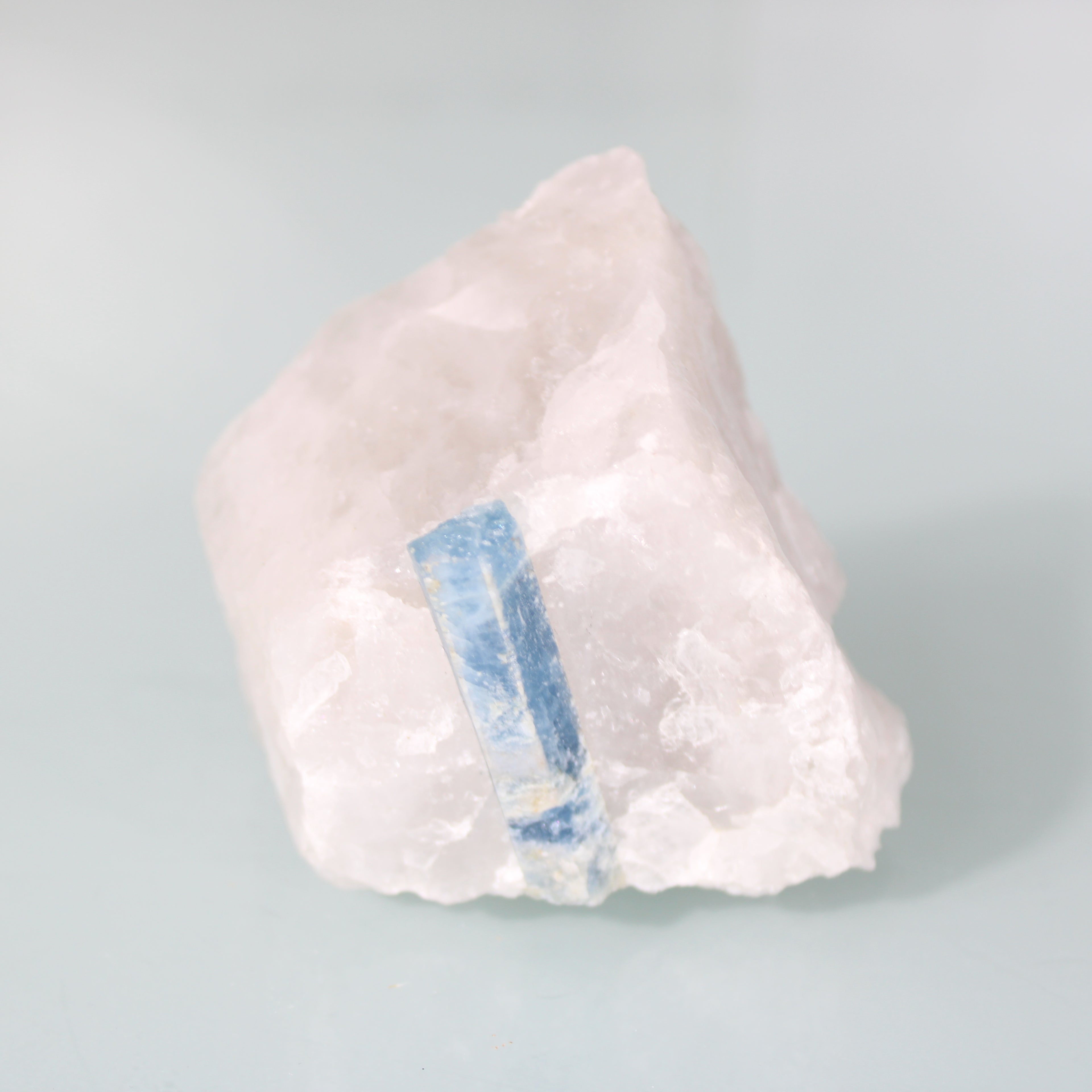 Aquamarine Block – Crystalline Elegance in the Quartz Matrix