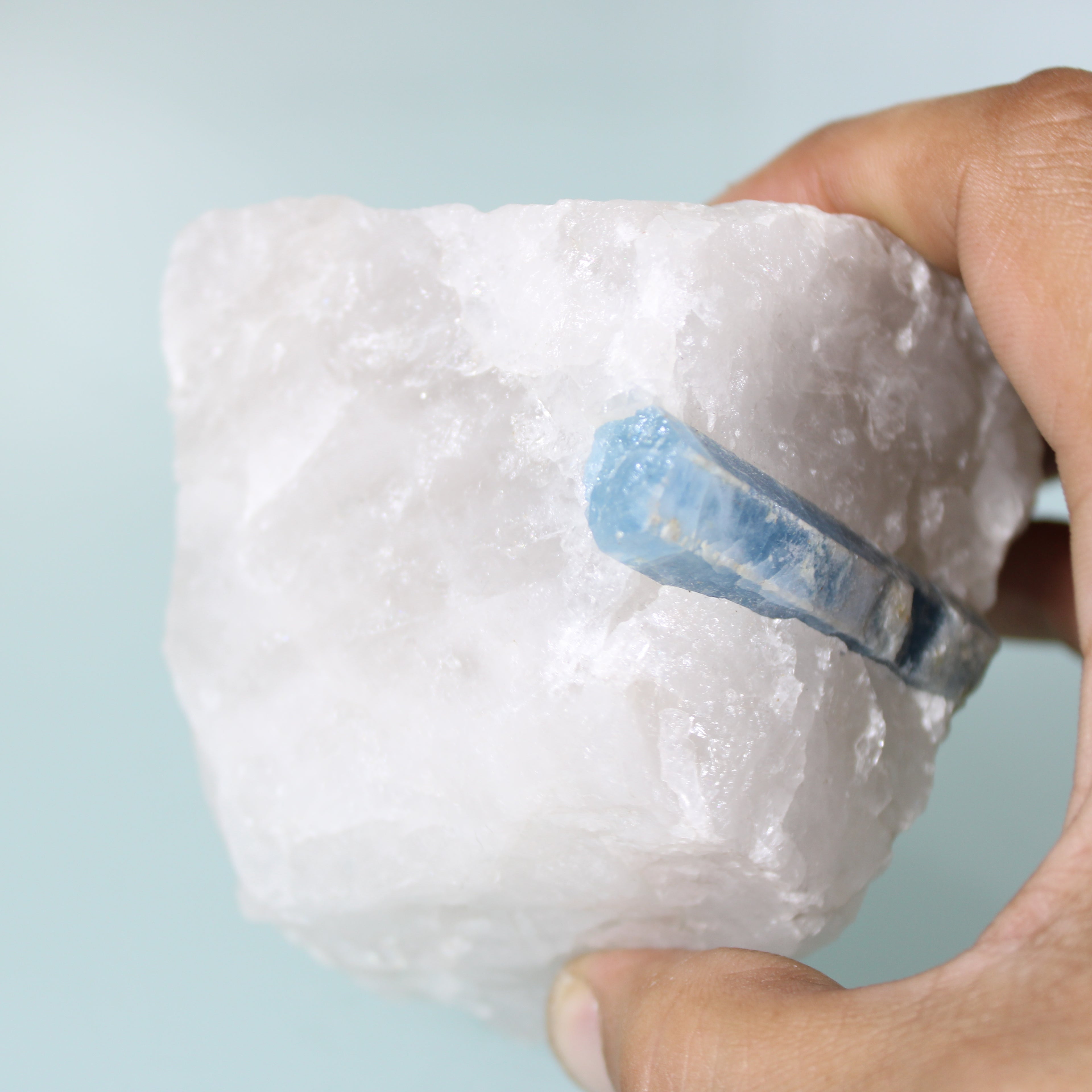 Aquamarine Block – Crystalline Elegance in the Quartz Matrix