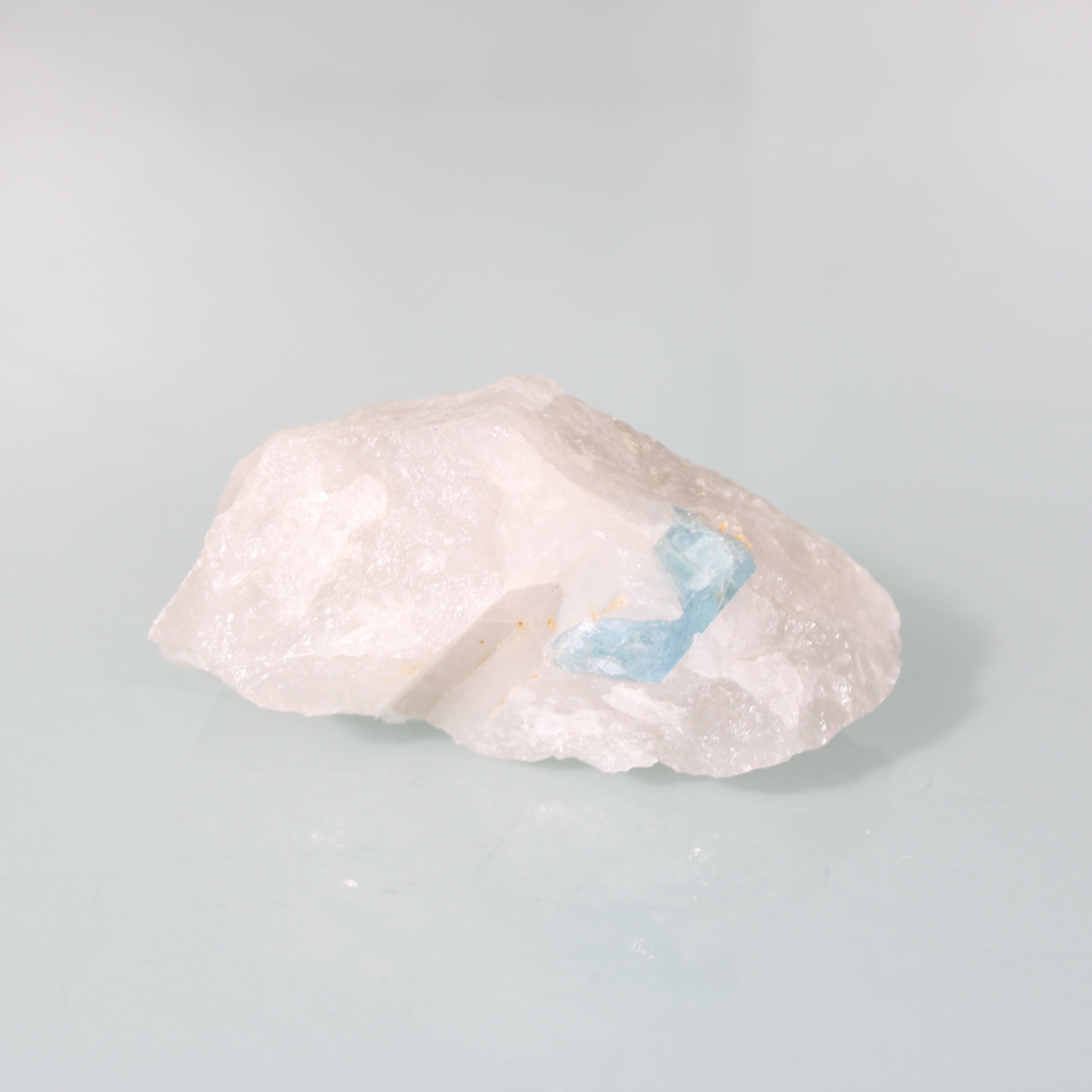 Cristal de Água-Marinha – Delicadeza Cristalina em Quartzo Natural