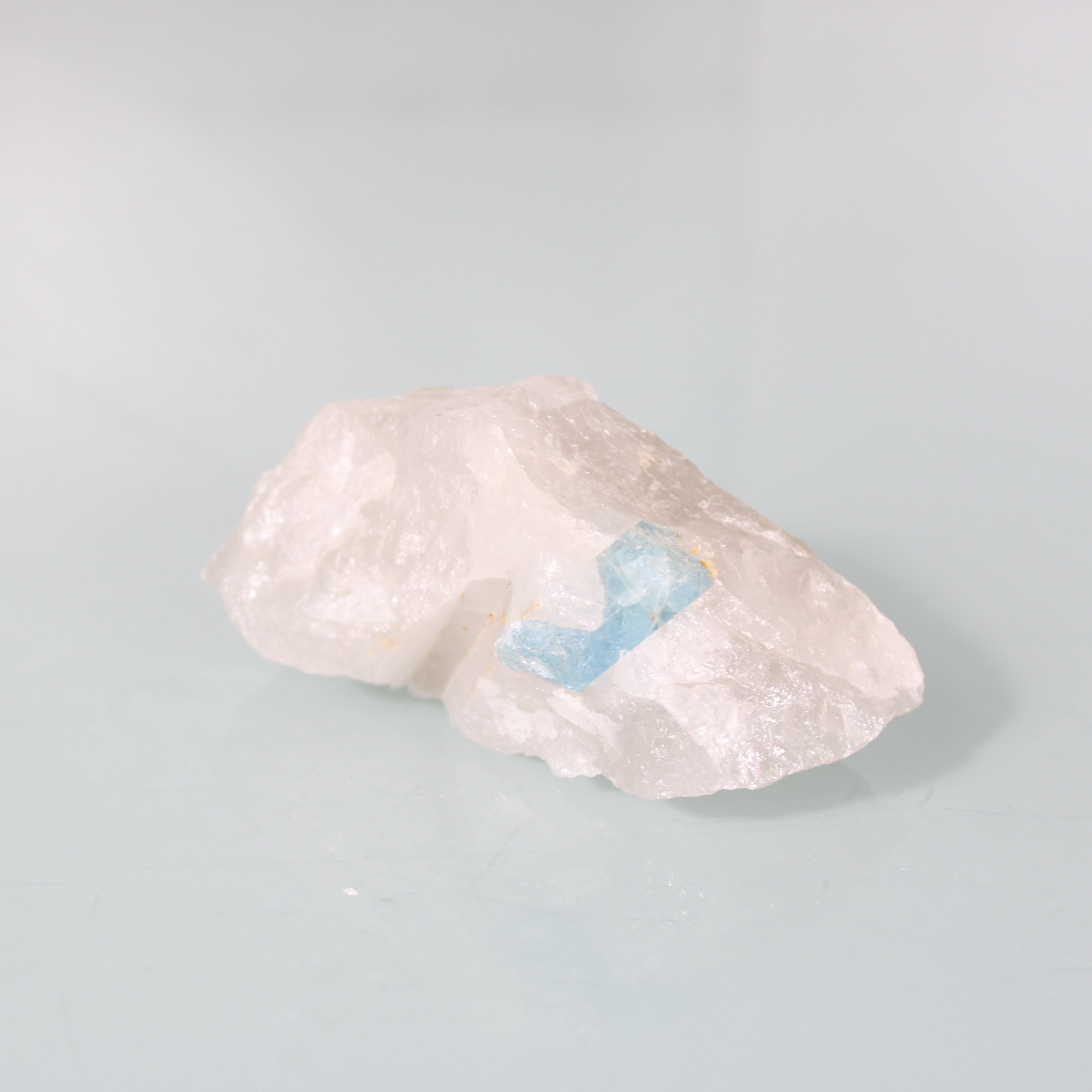 Cristal de Água-Marinha – Delicadeza Cristalina em Quartzo Natural