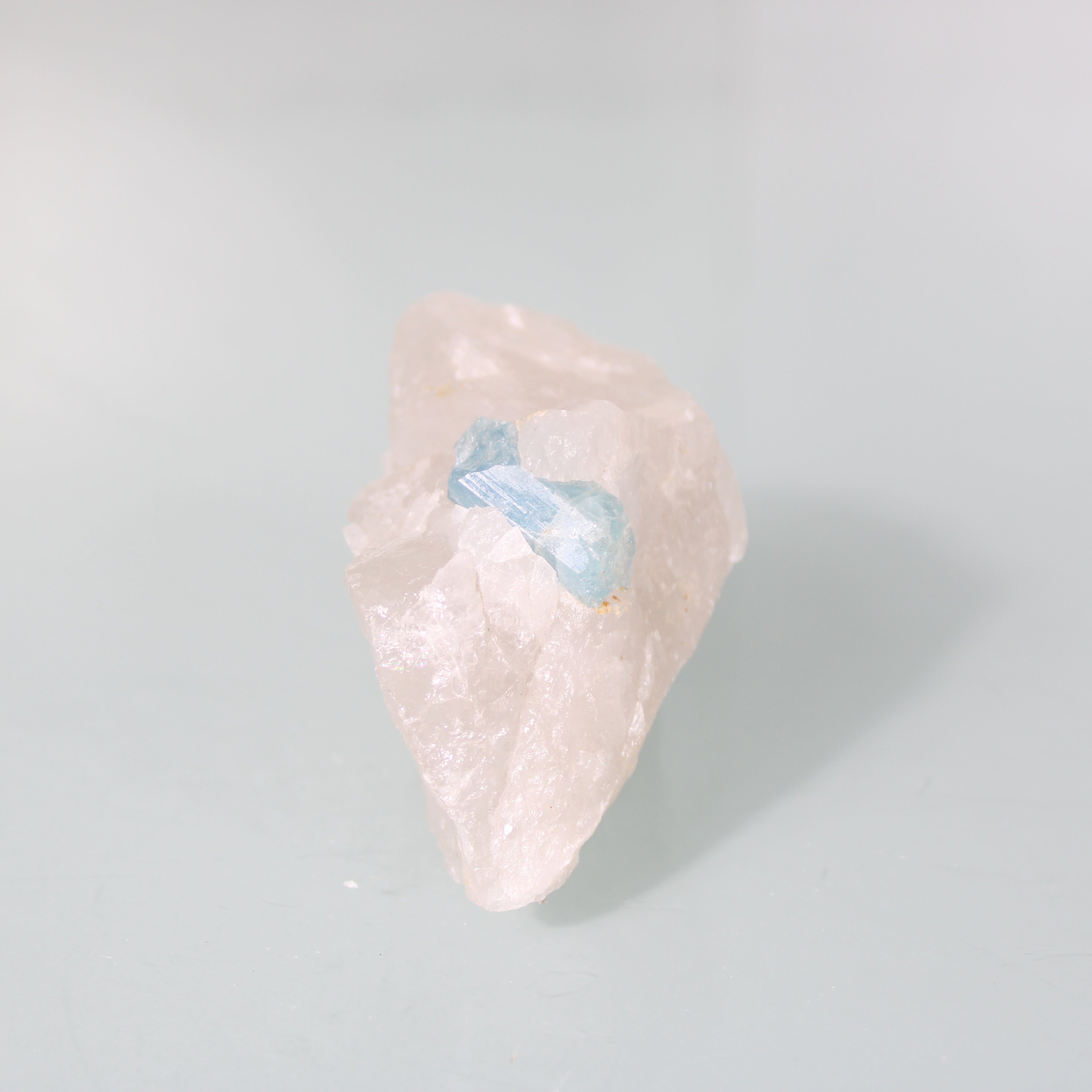 Cristal de Água-Marinha – Delicadeza Cristalina em Quartzo Natural