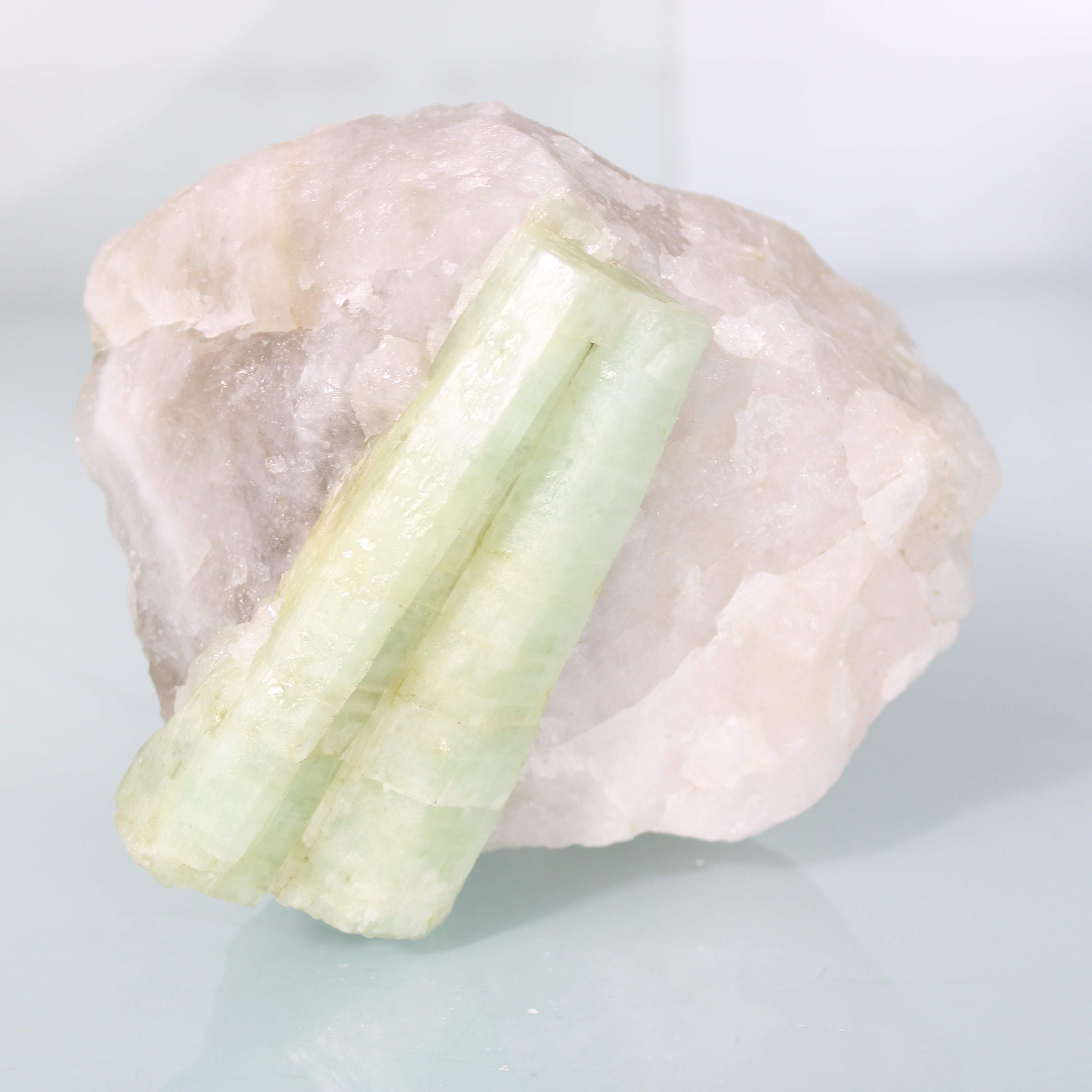 Mineral Block with Light Green Aquamarine – Soft Purity in Prismatic Structure