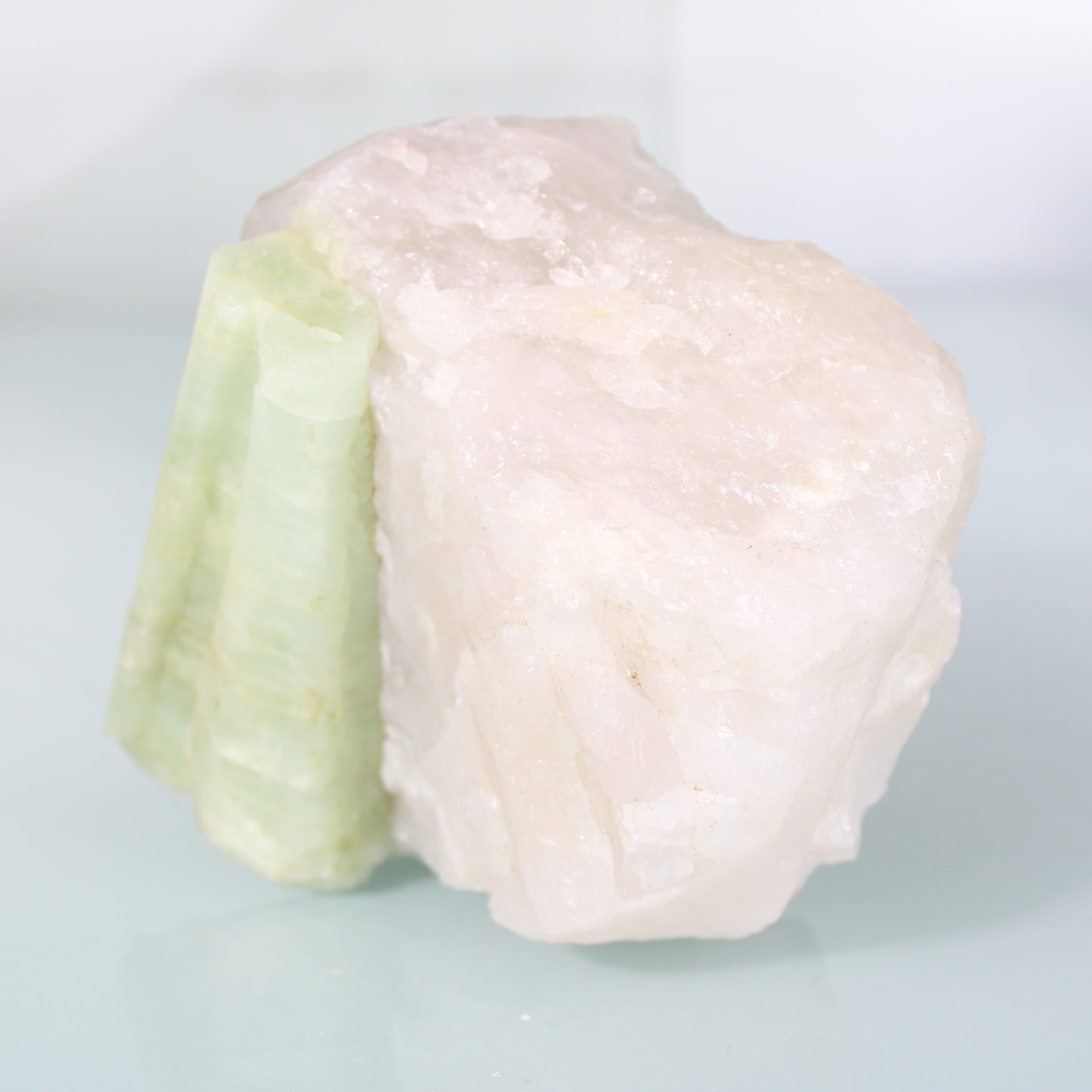 Mineral Block with Light Green Aquamarine – Soft Purity in Prismatic Structure