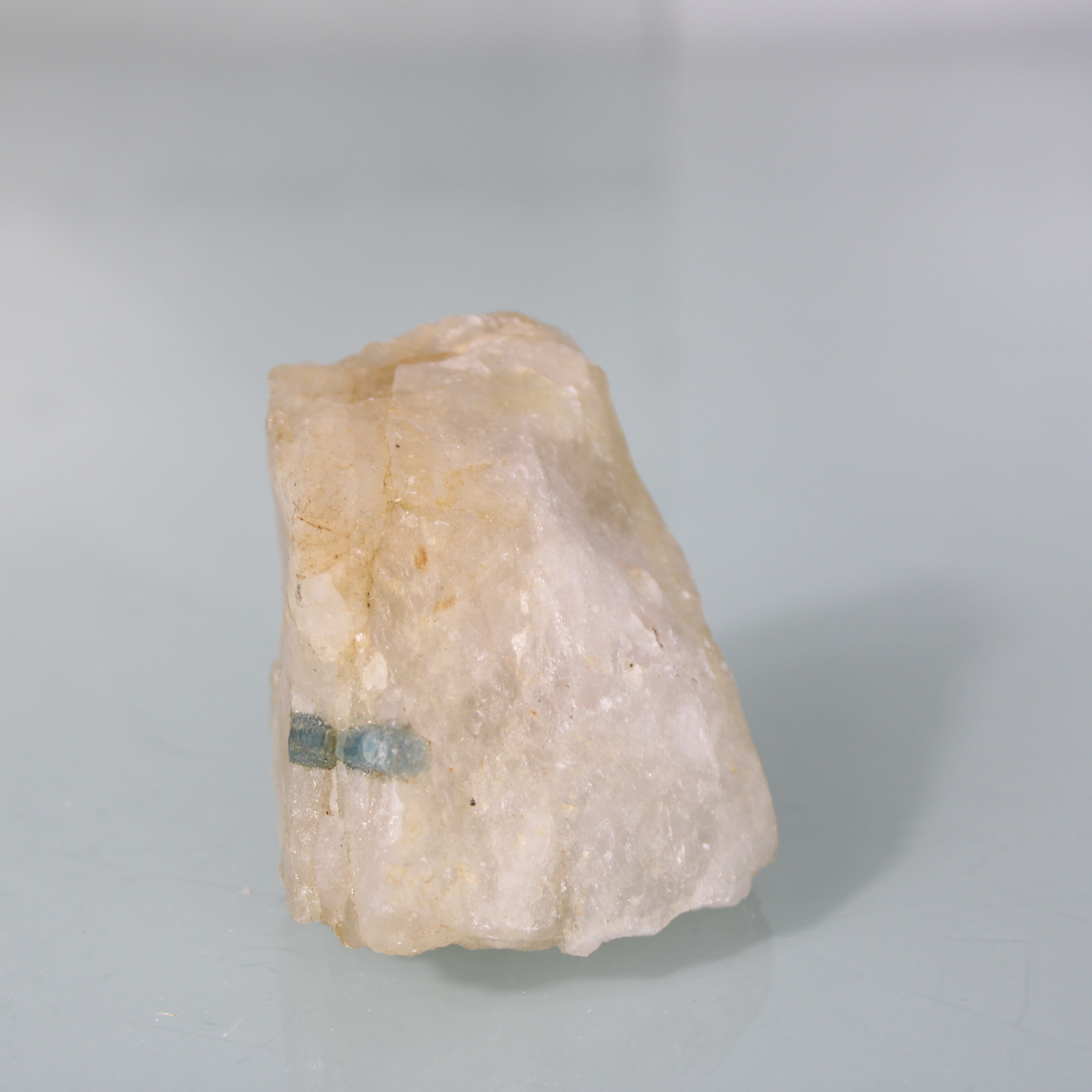 Aquamarine in the Matrix – Contrast and Natural Authenticity