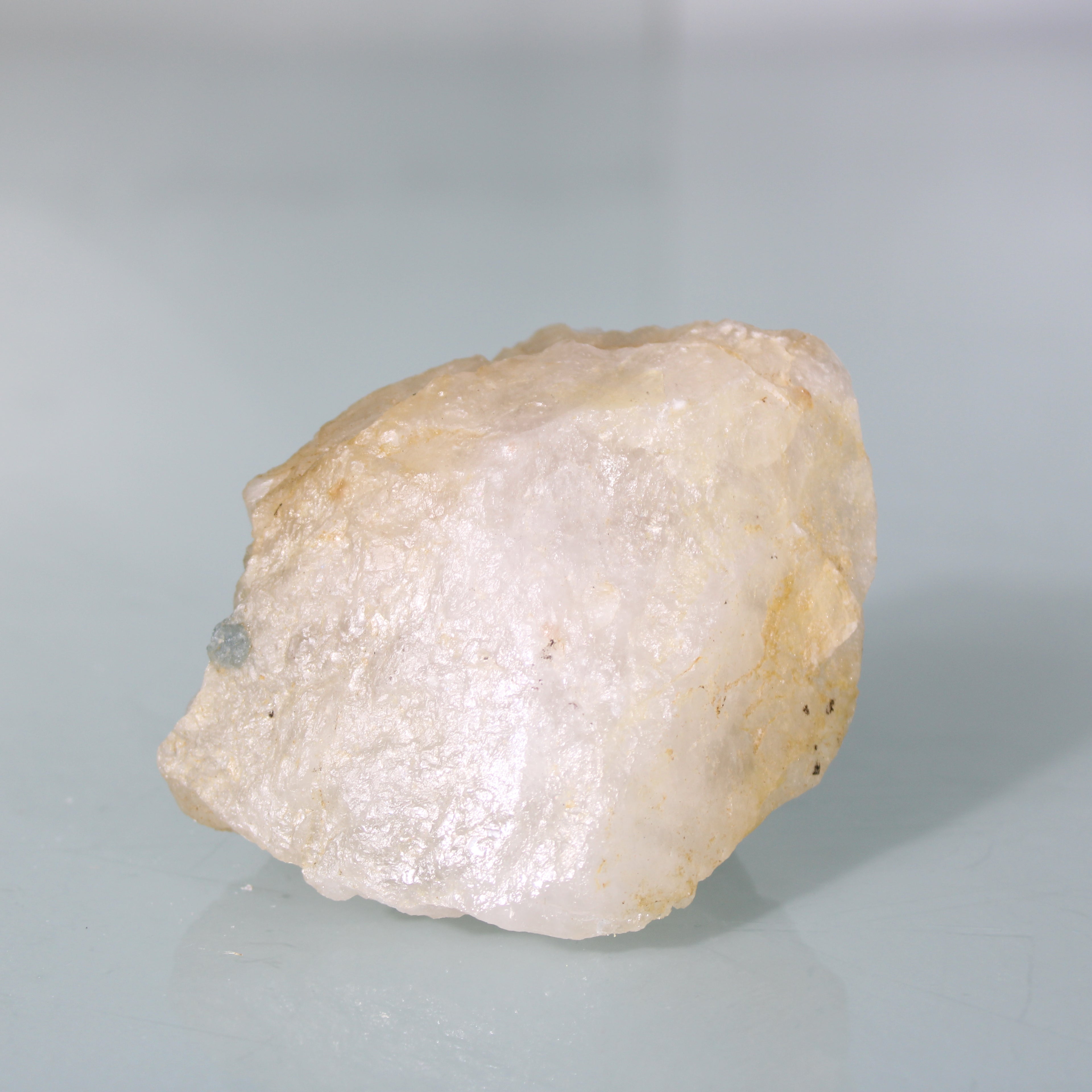 Aquamarine in the Matrix – Contrast and Natural Authenticity
