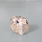Turmalina Preta na Matriz – Estrutura Dispersa em Quartzo Natural