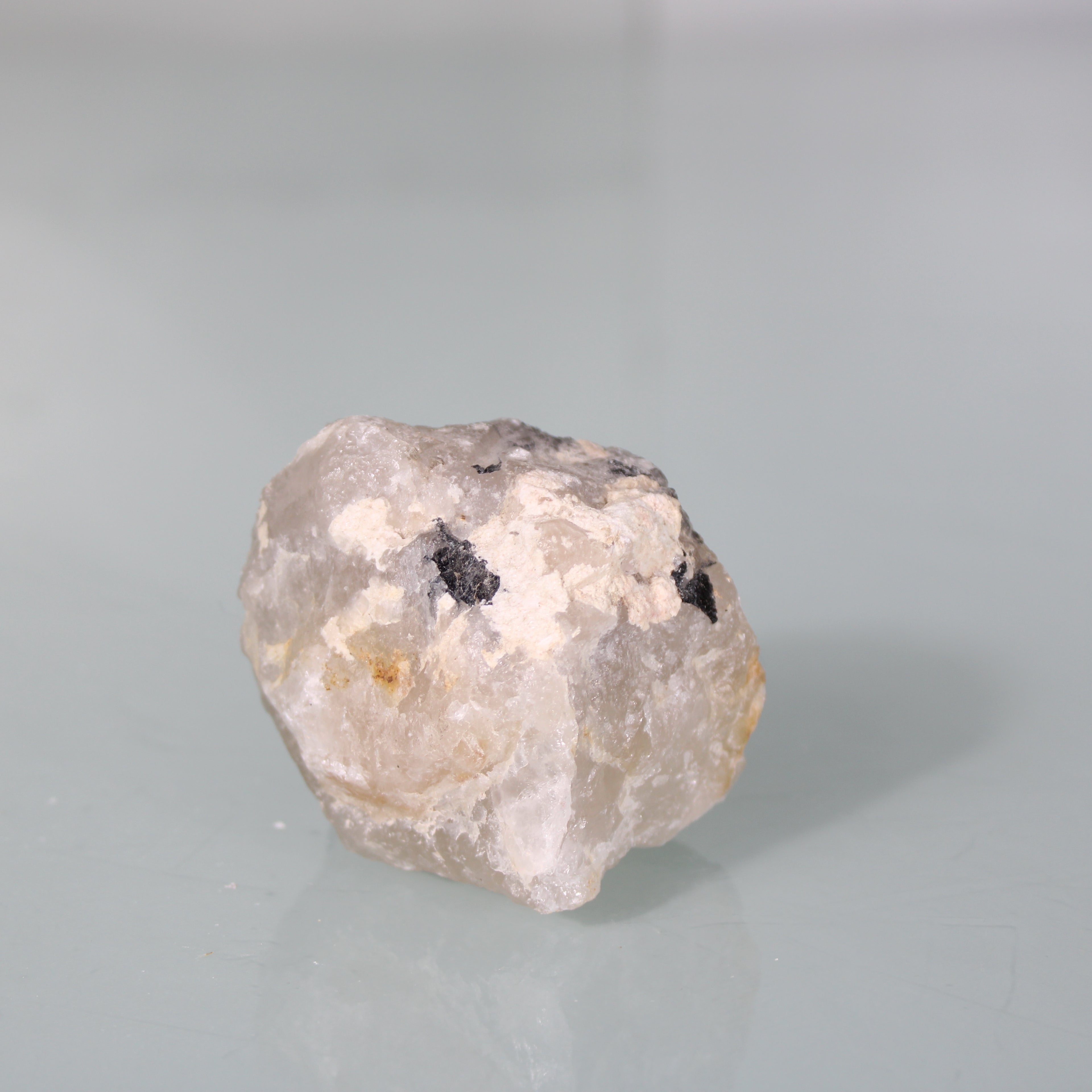 Turmalina Preta na Matriz – Estrutura Dispersa em Quartzo Natural