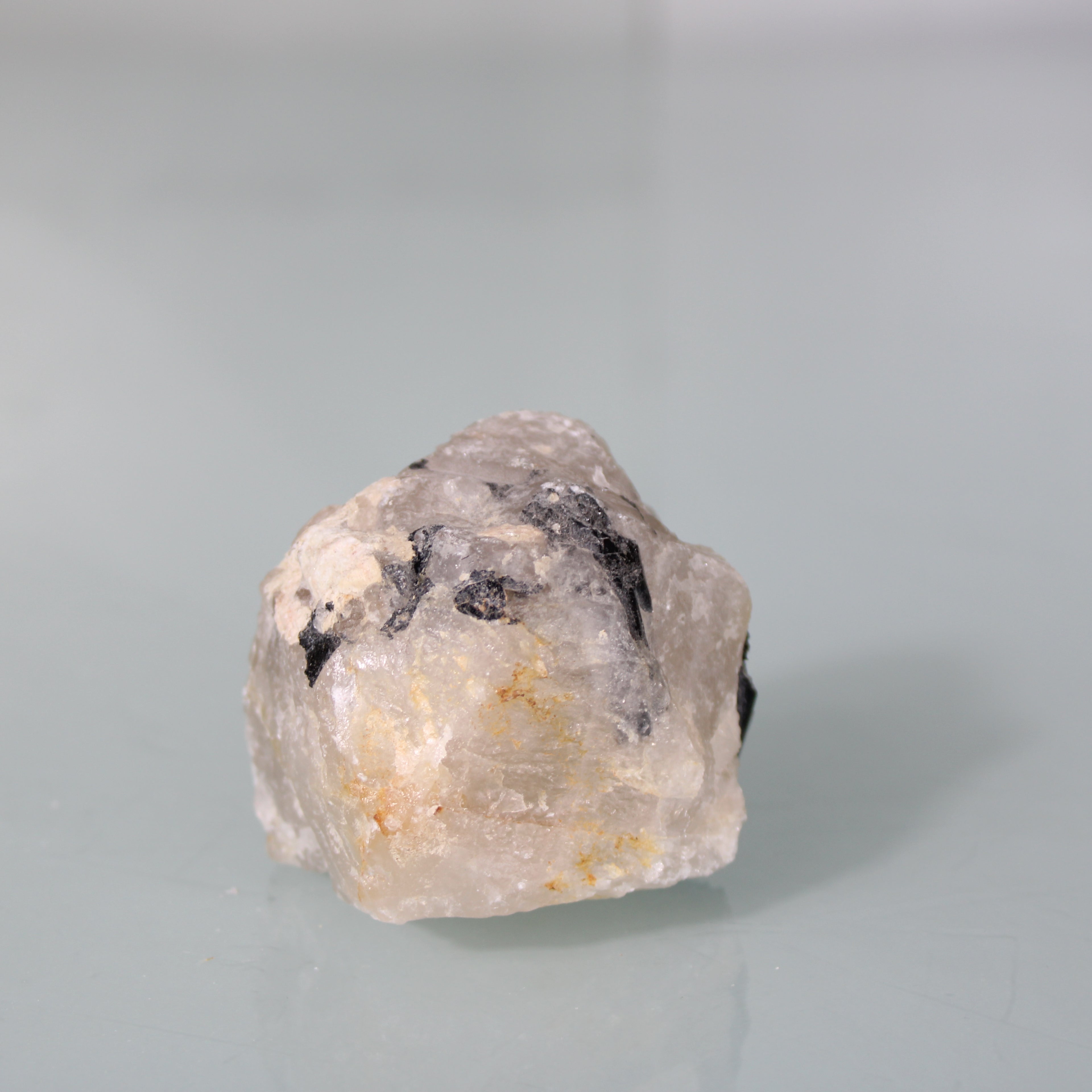 Turmalina Preta na Matriz – Estrutura Dispersa em Quartzo Natural