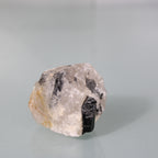 Turmalina Preta na Matriz – Estrutura Dispersa em Quartzo Natural
