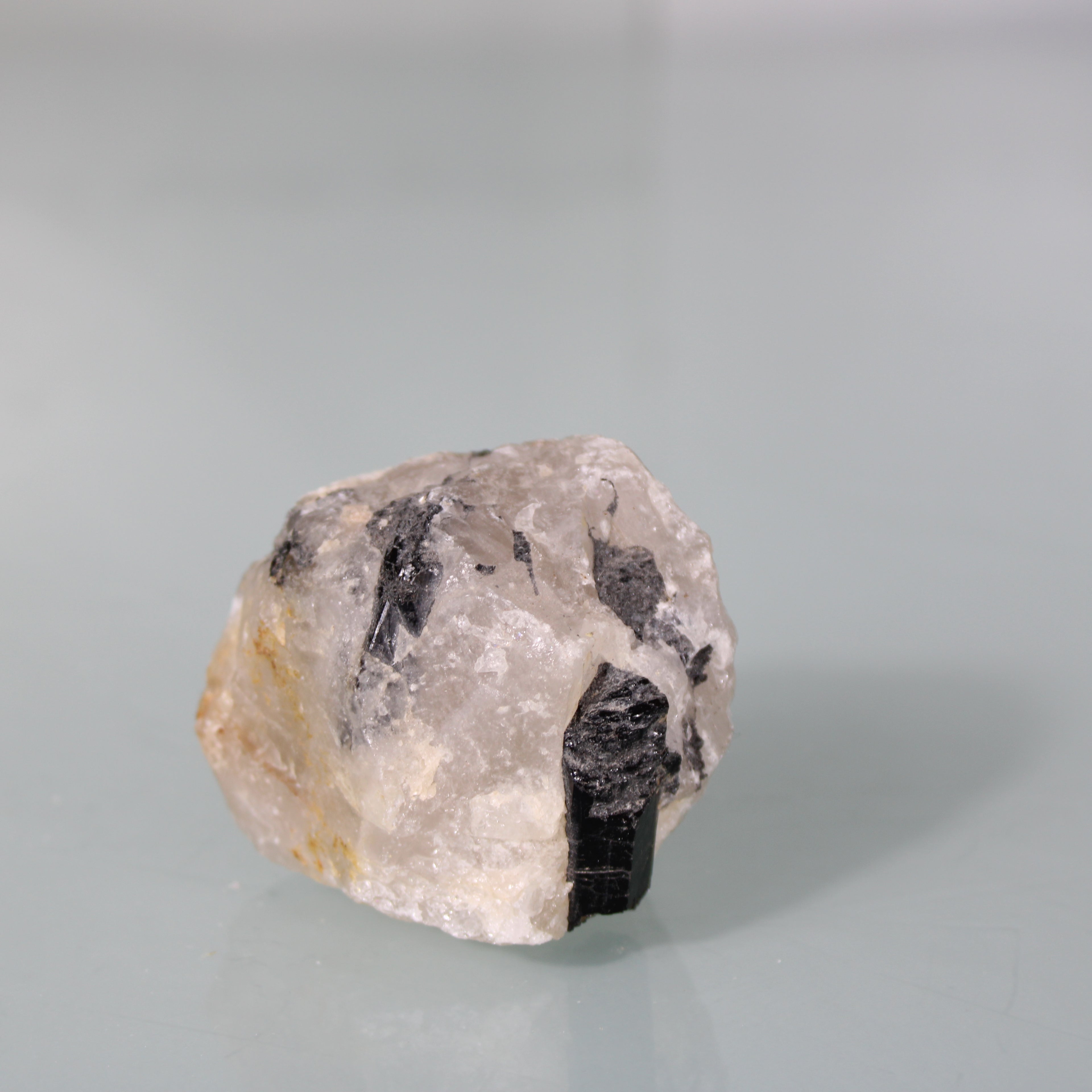Turmalina Preta na Matriz – Estrutura Dispersa em Quartzo Natural