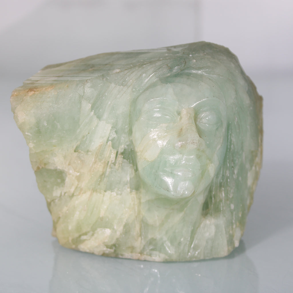 Escultura Artesanal em Agua-Marinha – Rosto Talhado na Pedra com Expressão Serena