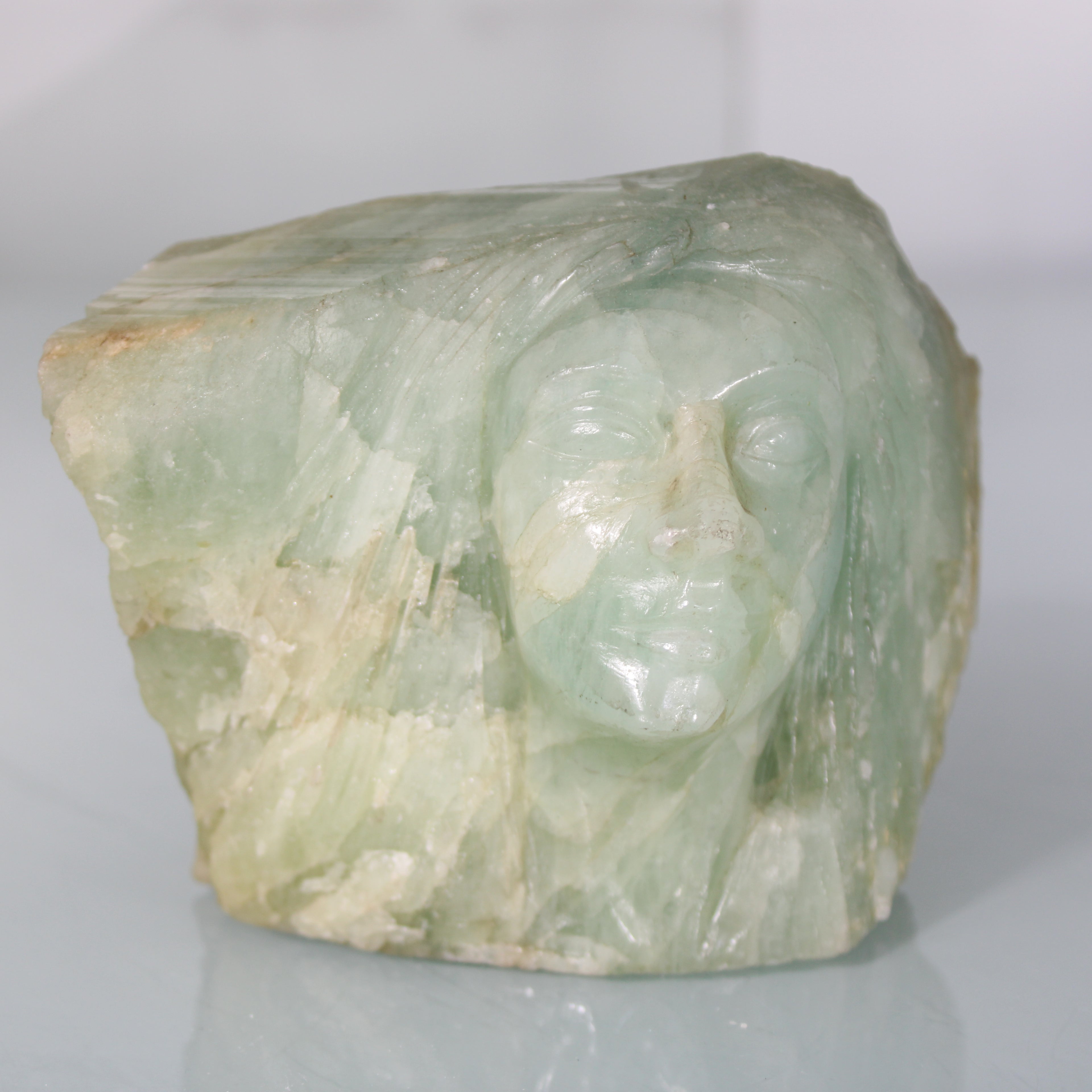 Escultura Artesanal em Agua-Marinha – Rosto Talhado na Pedra com Expressão Serena