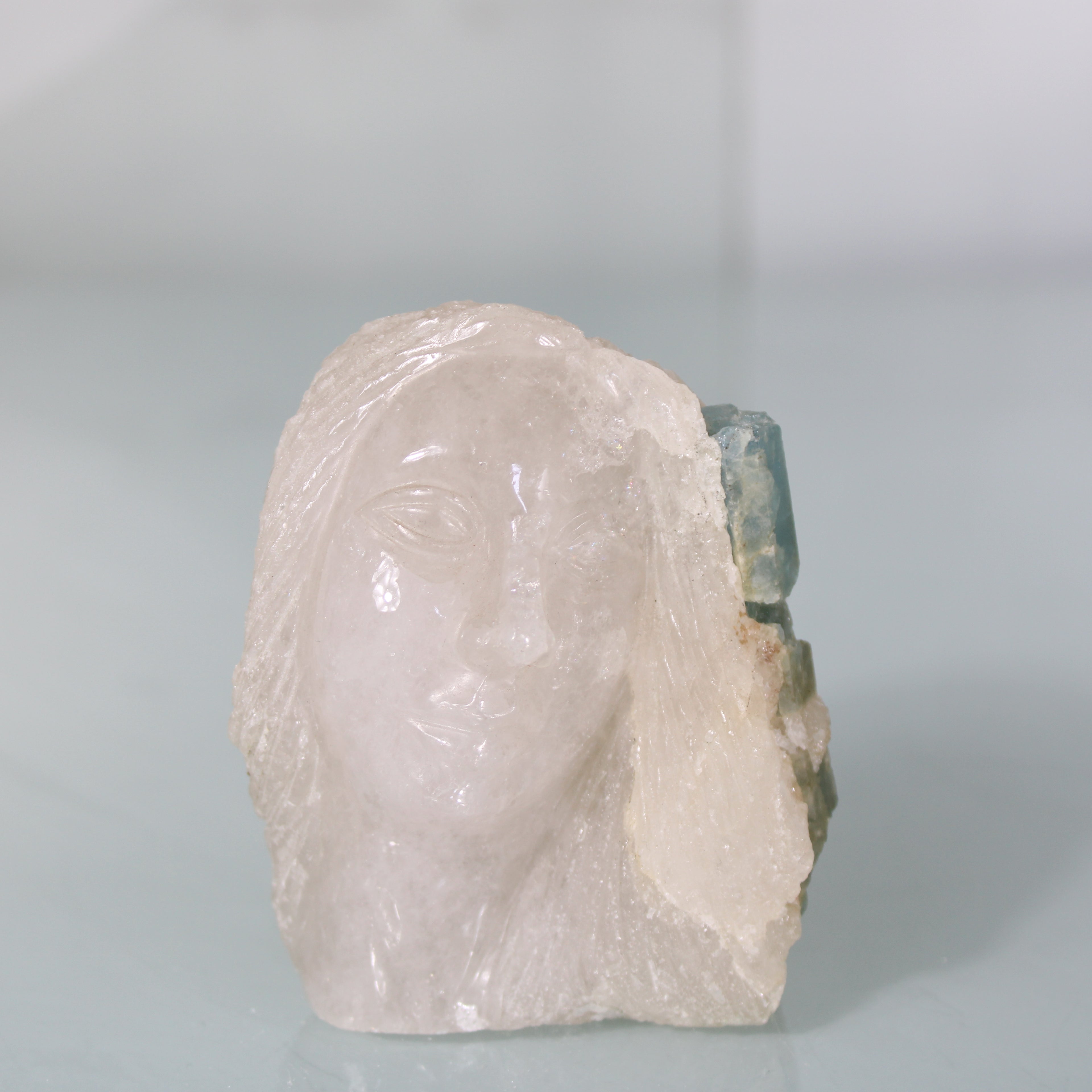 Escultura em Quartzo com Água-Marinha – Rosto Feminino Talhado na Pedra com Inclusão Natural