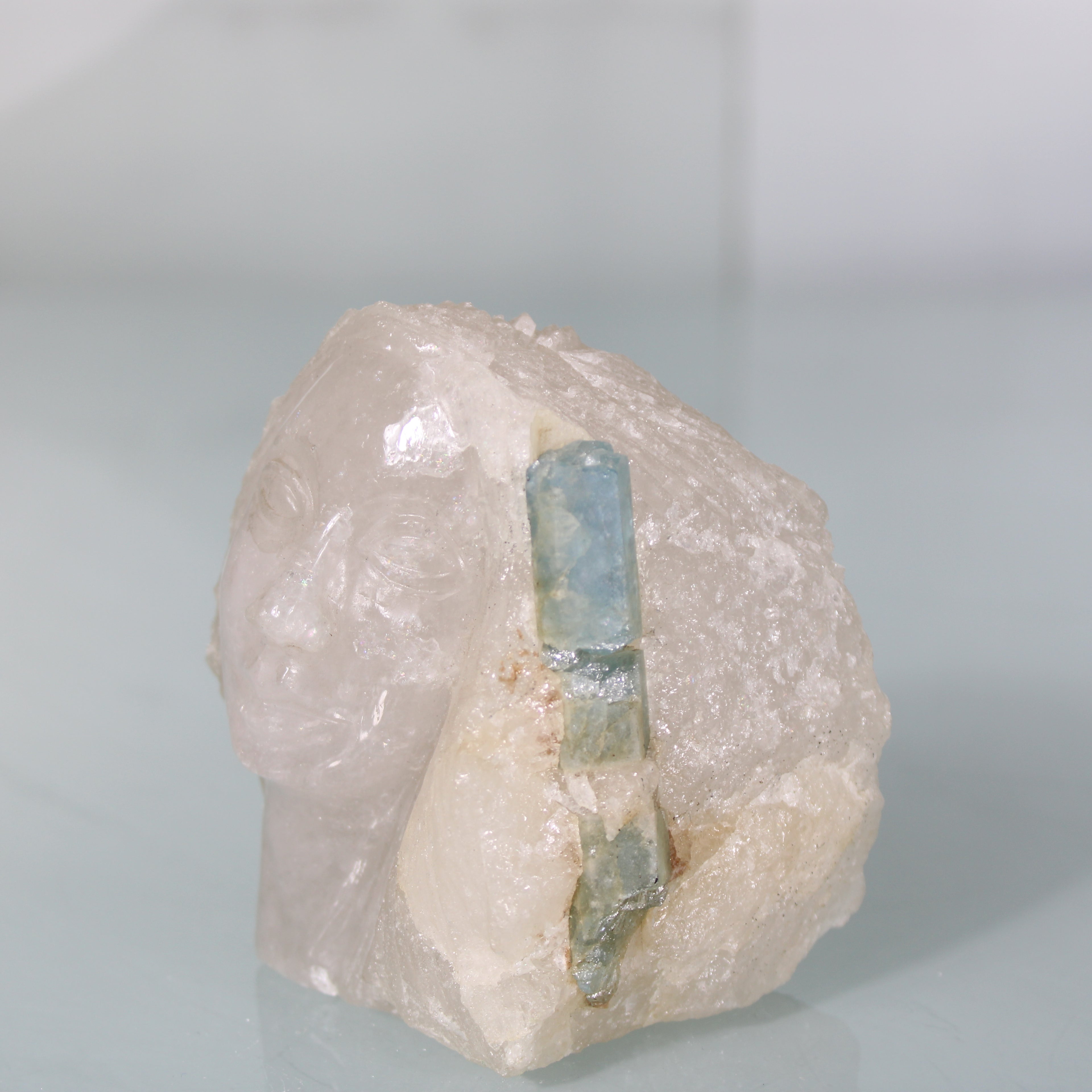 Escultura em Quartzo com Água-Marinha – Rosto Feminino Talhado na Pedra com Inclusão Natural