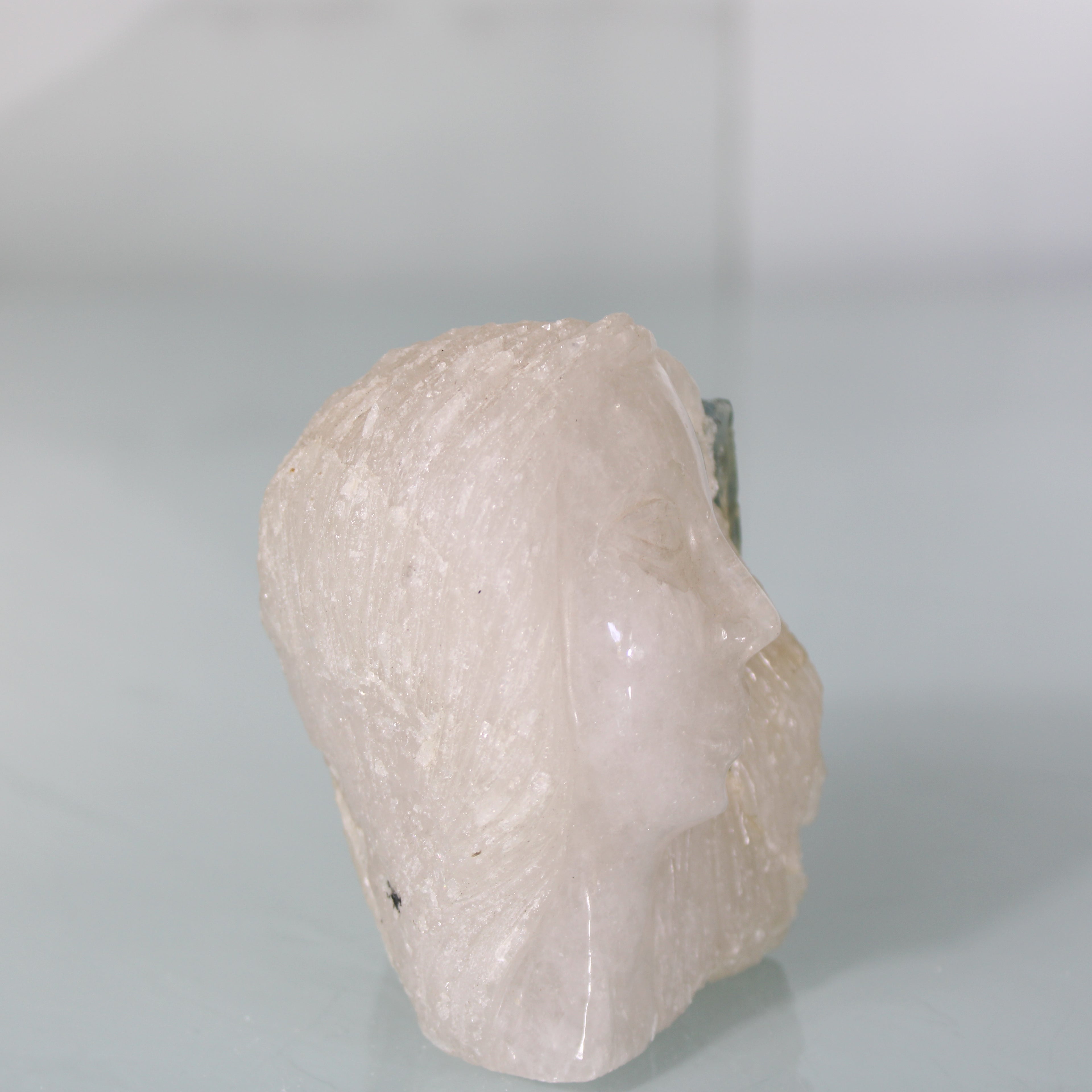 Escultura em Quartzo com Água-Marinha – Rosto Feminino Talhado na Pedra com Inclusão Natural