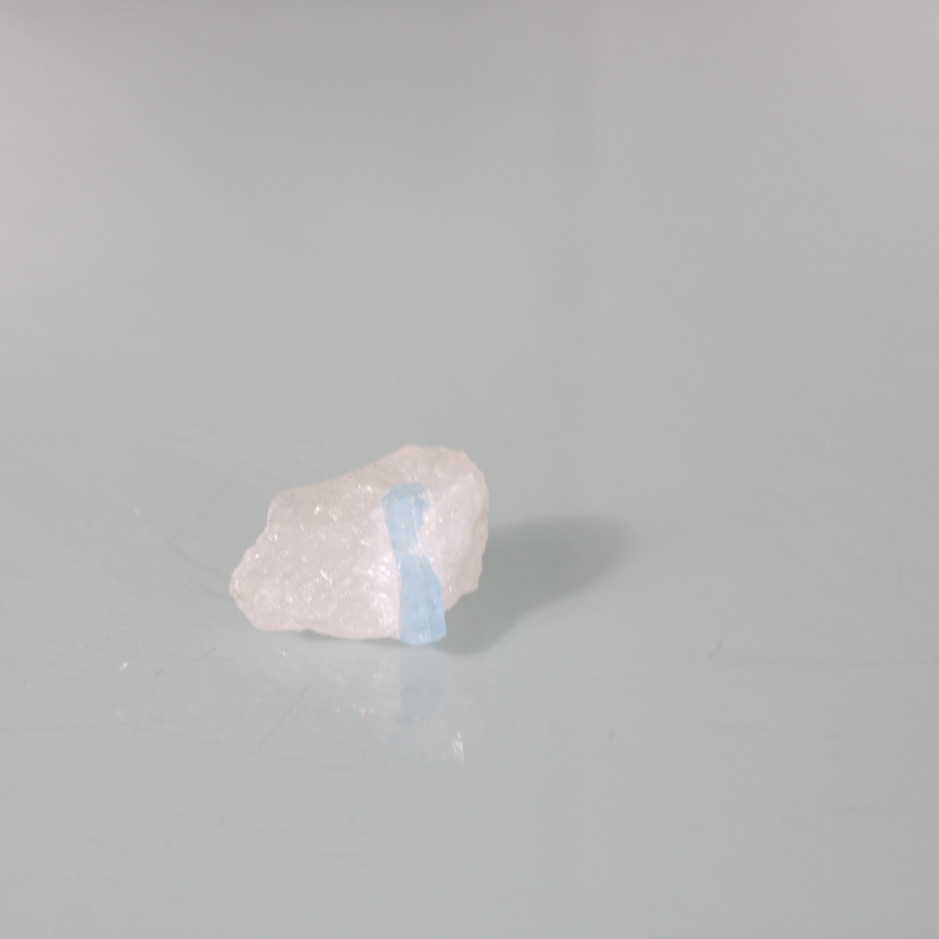 Água-Marinha em Quartzo – Cristal Prismático em Estado Natural