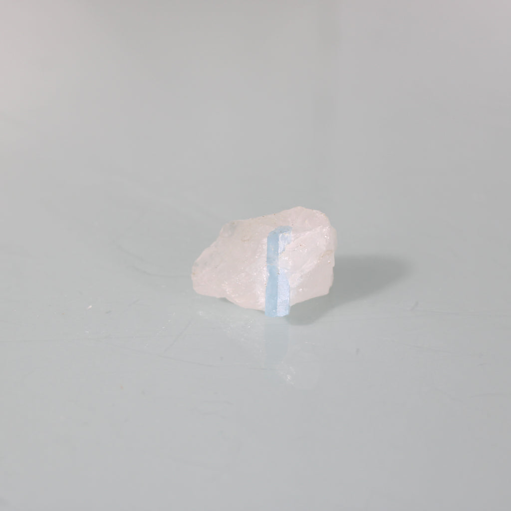 Água-Marinha em Quartzo – Cristal Prismático em Estado Natural