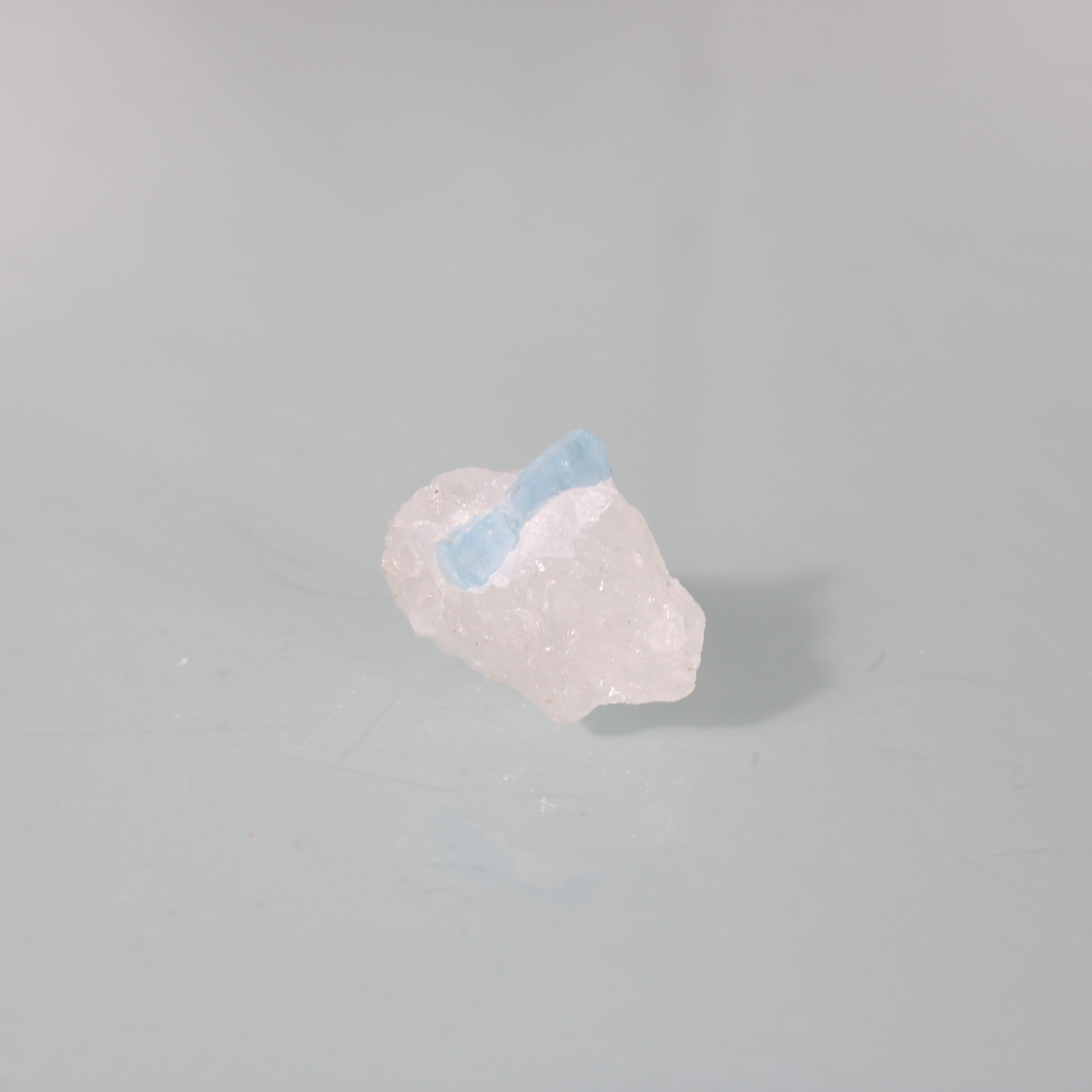 Água-Marinha em Quartzo – Cristal Prismático em Estado Natural