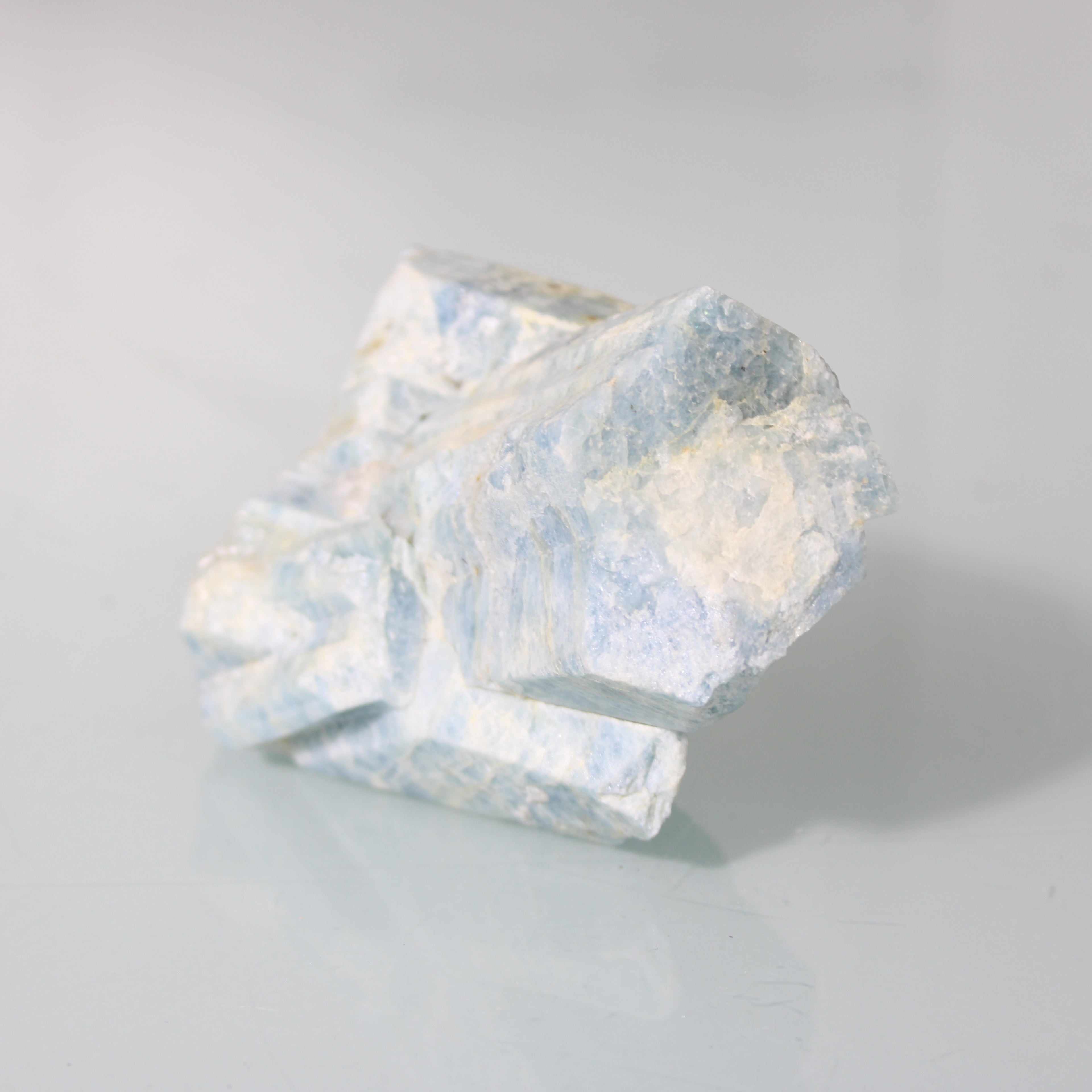 Bloco de Água-Marinha com Cristais Múltiplos – Geometria Mineral em Estado Bruto