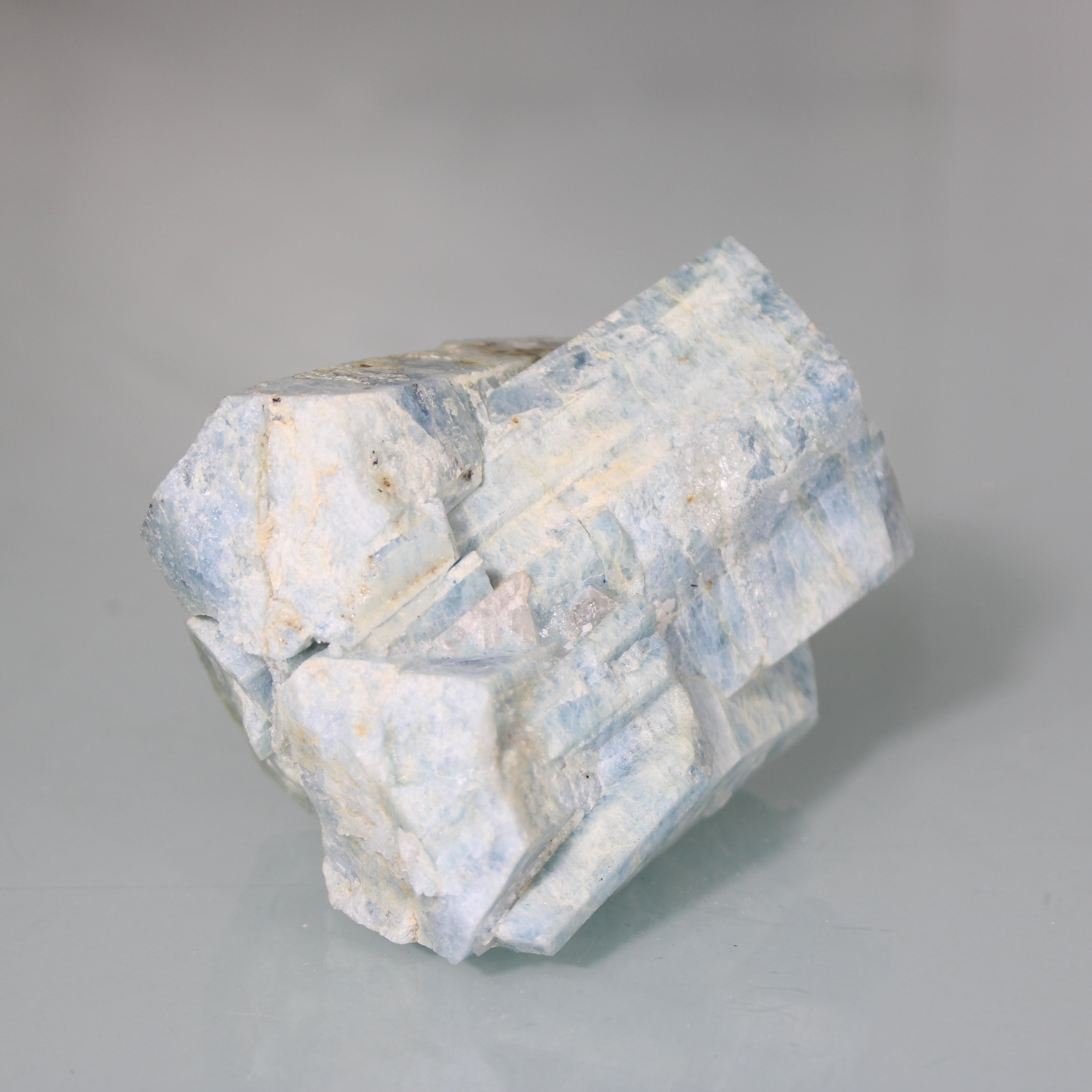 Bloco de Água-Marinha com Cristais Múltiplos – Geometria Mineral em Estado Bruto