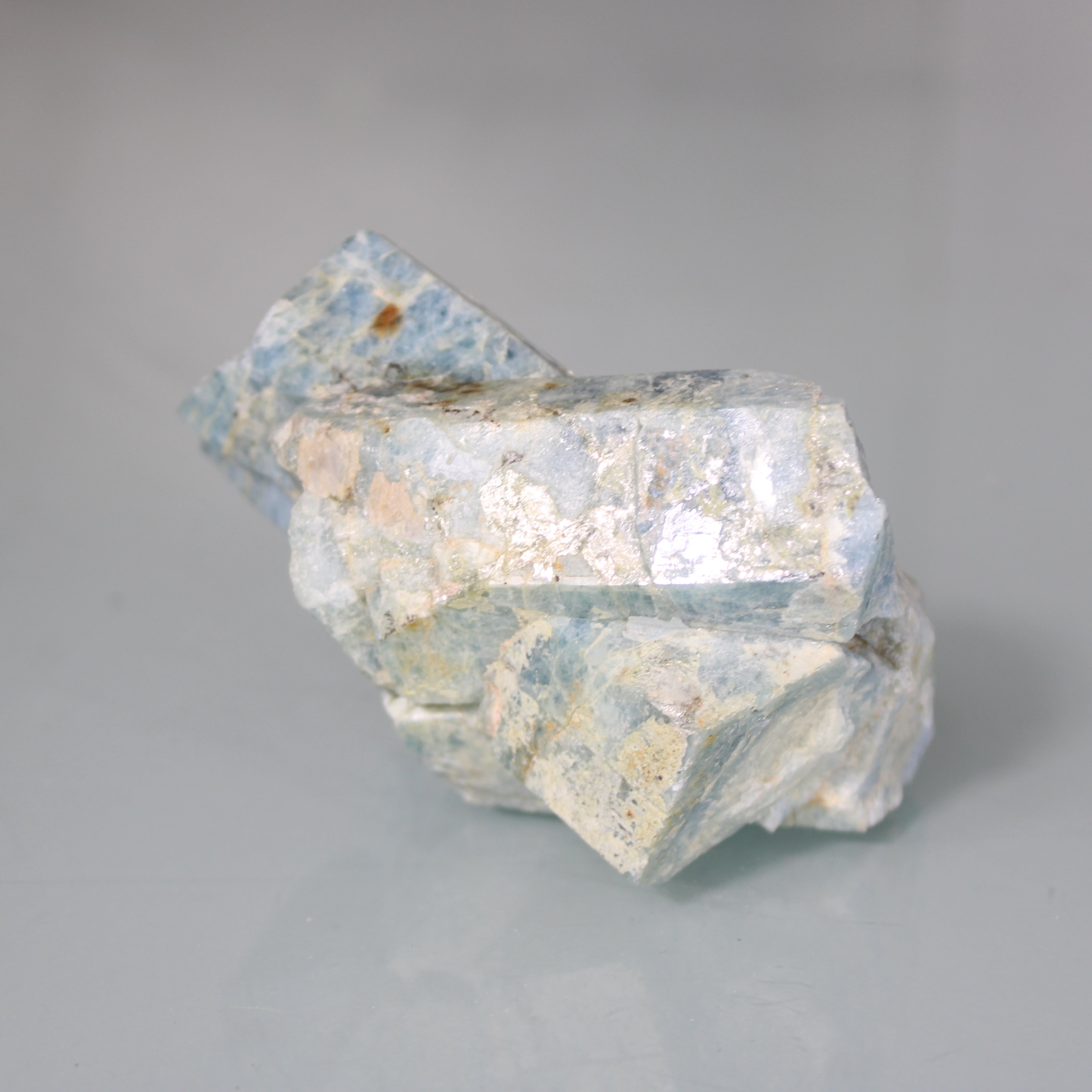 Bloco de Água-Marinha com Cristais Múltiplos – Geometria Mineral em Estado Bruto