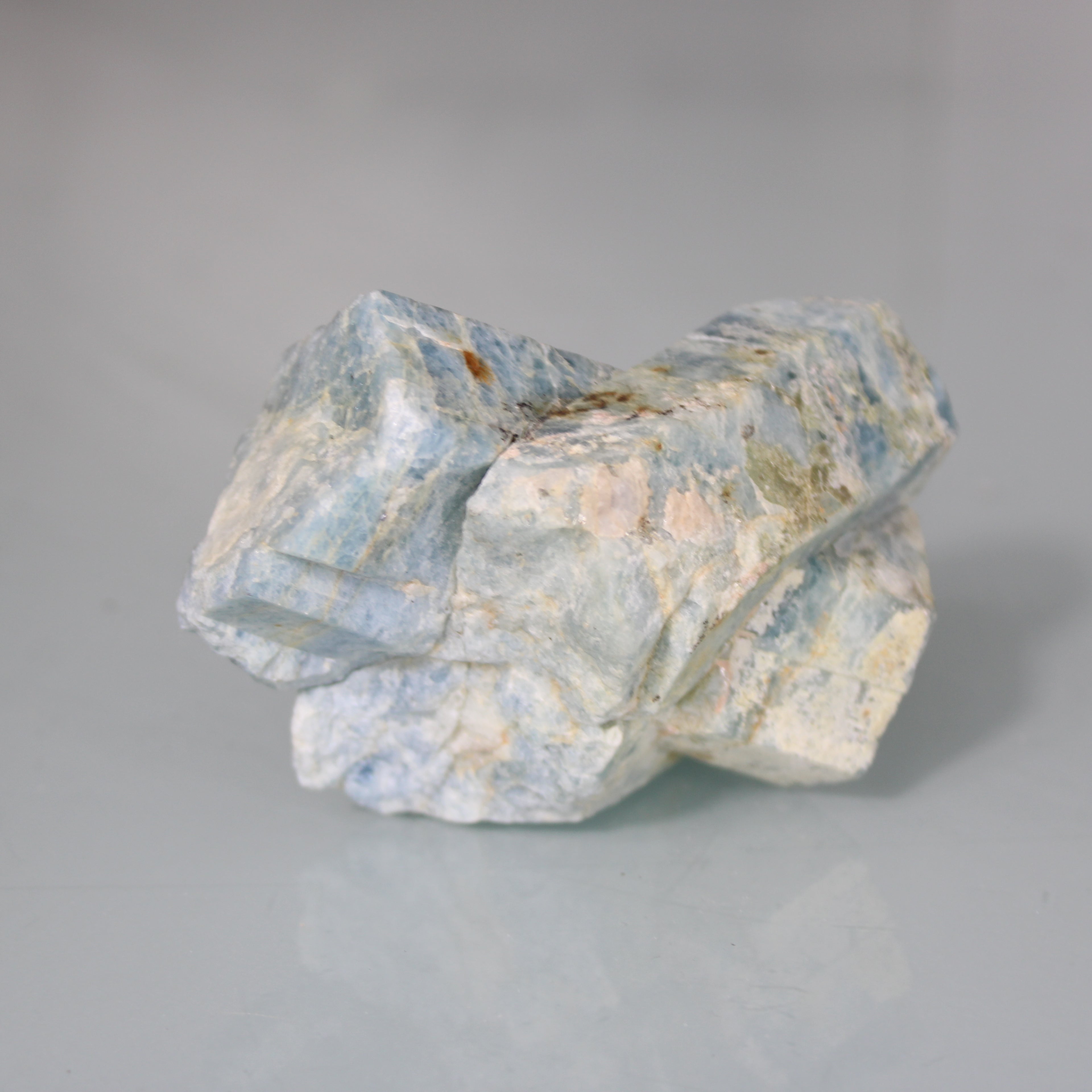 Bloco de Água-Marinha com Cristais Múltiplos – Geometria Mineral em Estado Bruto