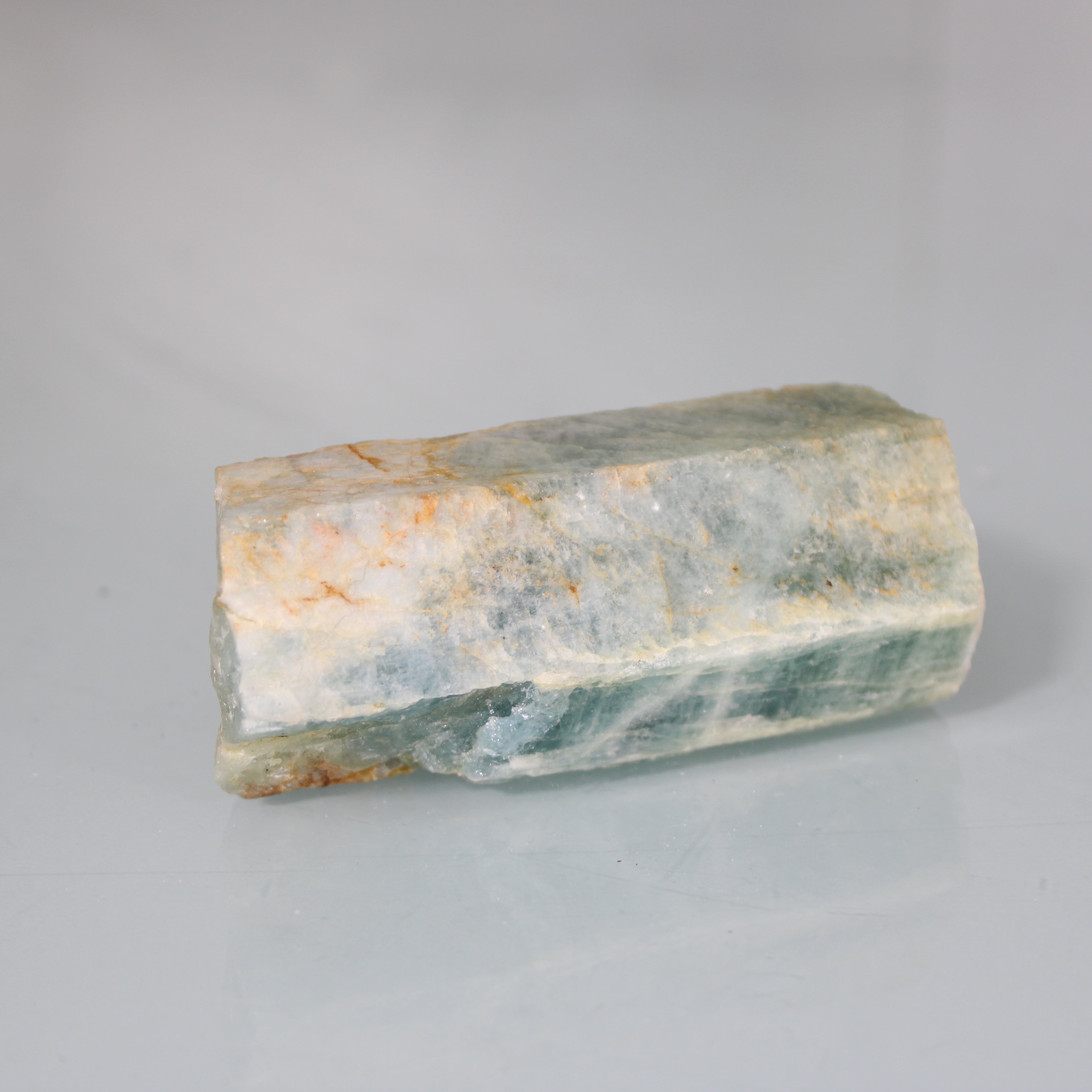 Cristal Isolado de Água-Marinha – Formação Hexagonal com Tons Azuis e Dourados