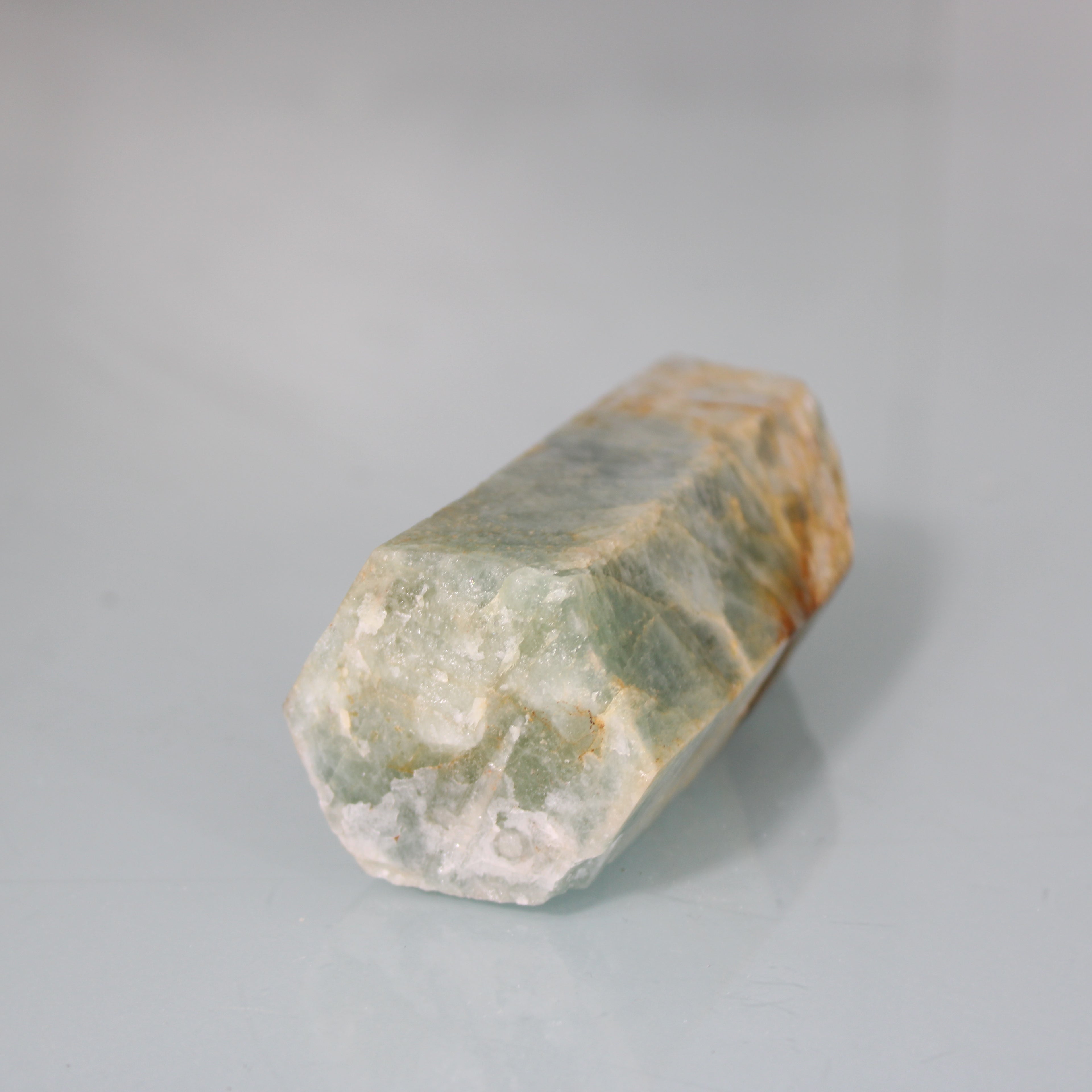 Cristal Isolado de Água-Marinha – Formação Hexagonal com Tons Azuis e Dourados