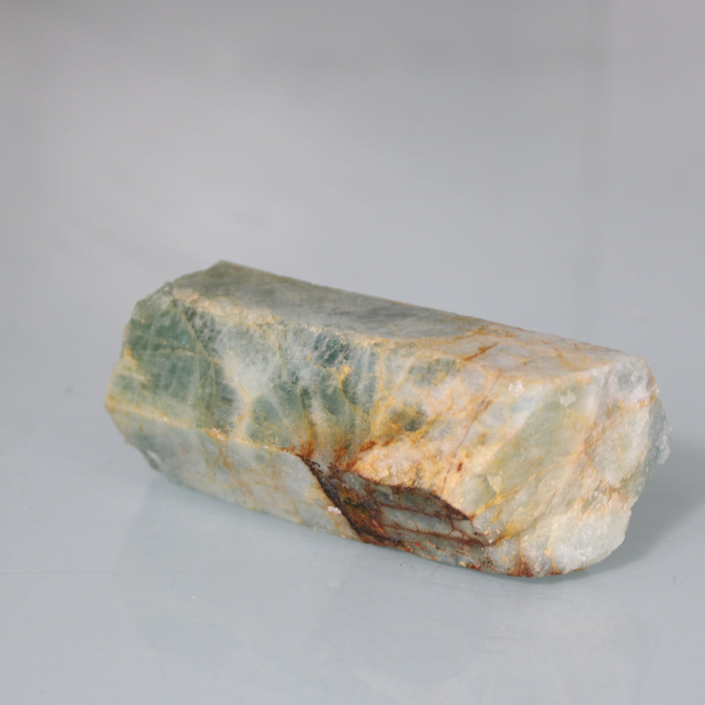 Cristal Isolado de Água-Marinha – Formação Hexagonal com Tons Azuis e Dourados