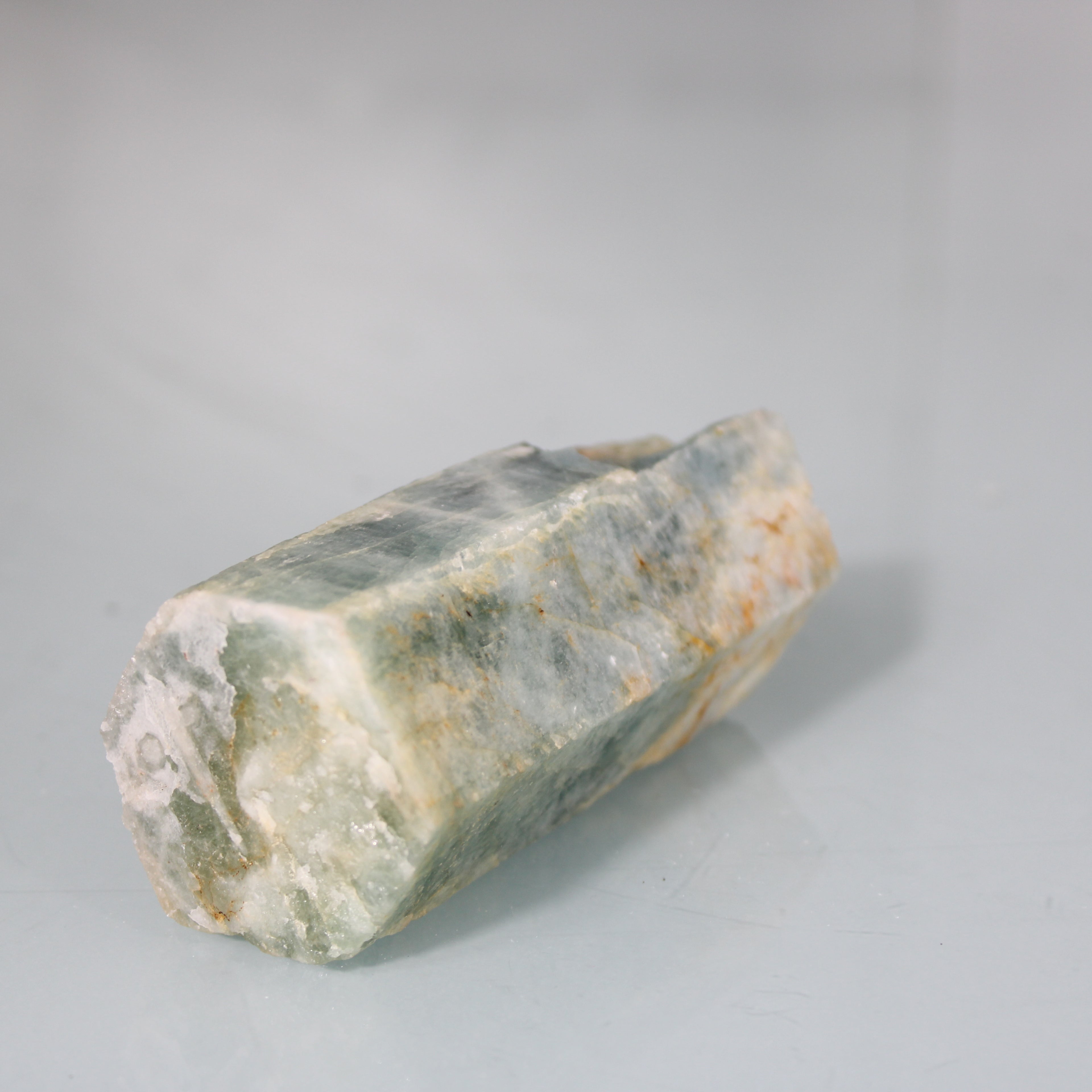 Cristal Isolado de Água-Marinha – Formação Hexagonal com Tons Azuis e Dourados