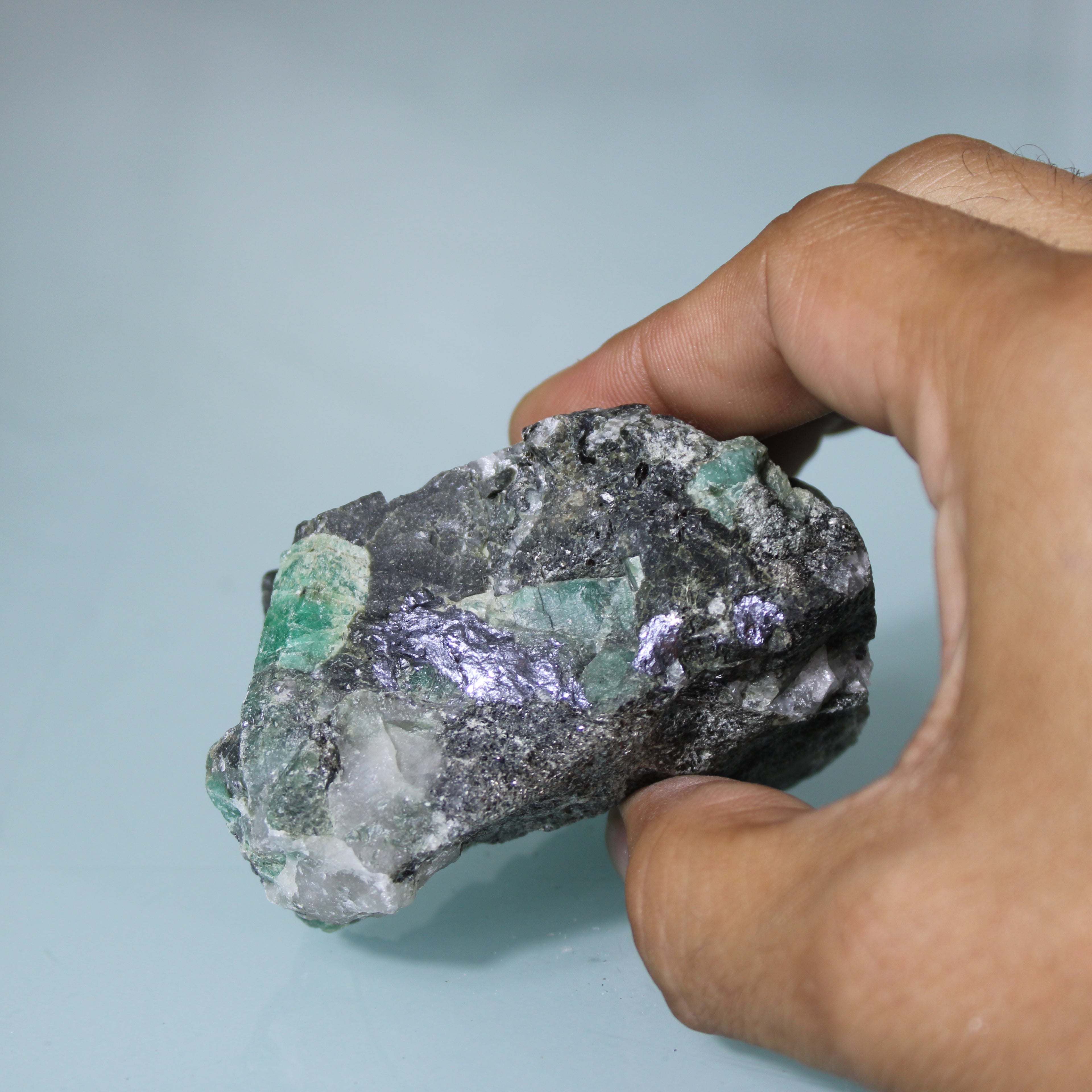 Cristal de Esmeralda na Matriz – Força e Contraste Natural