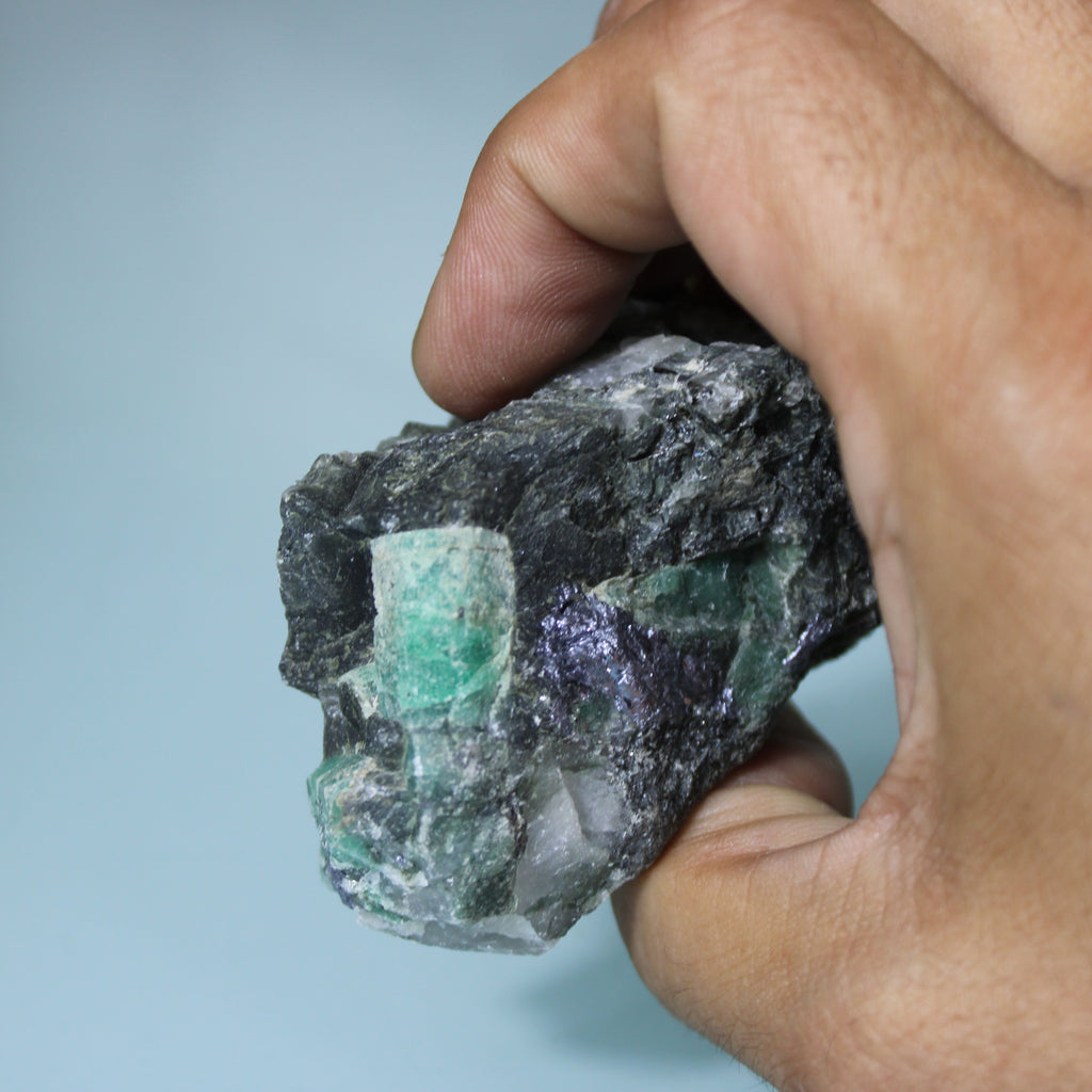 Cristal de Esmeralda na Matriz – Força e Contraste Natural