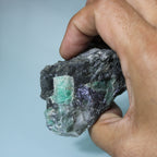 Cristal de Esmeralda na Matriz – Força e Contraste Natural